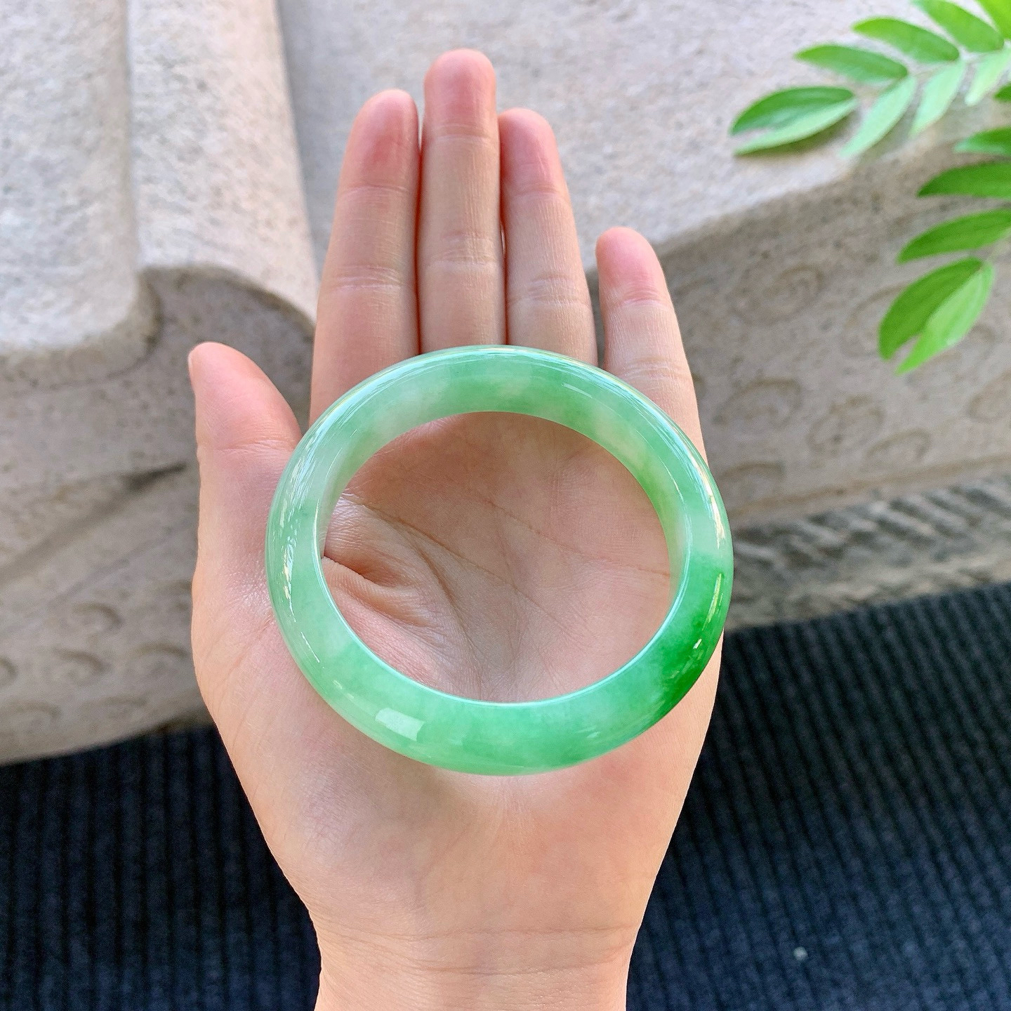 正圈53 54
【圈口】54.7/12.2/8.4
【描述】飘辣绿，水润，种老，细腻，无纹裂！