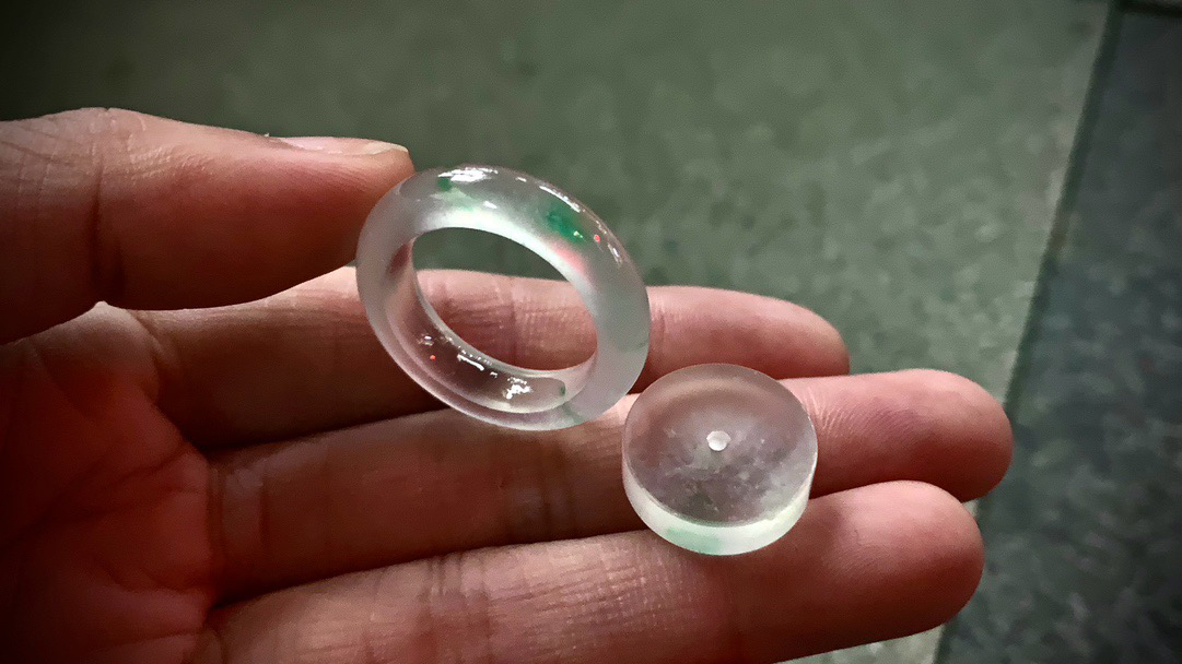 ️ 玻璃种戒圈一套，胶感爆棚，起强荧光。通透度极高，肉眼可见的纯净，质感通透如冰。
尺寸16.2×5/6×4.6，圈口16