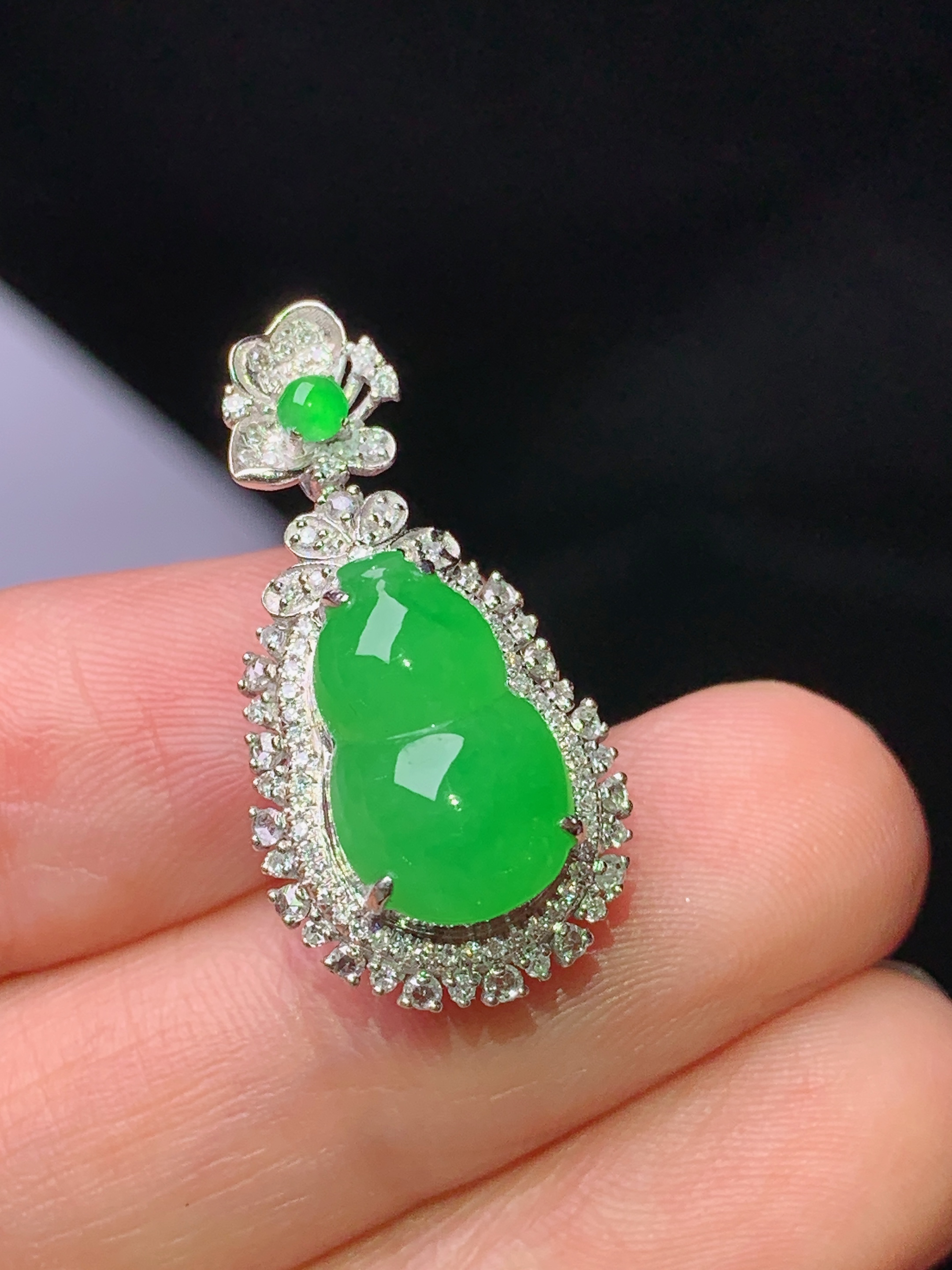 18k金钻镶嵌翠绿葫芦吊坠 玉质细腻 色泽艳丽清新 水润亮眼 整体尺寸26.2*13.5*10.5k1