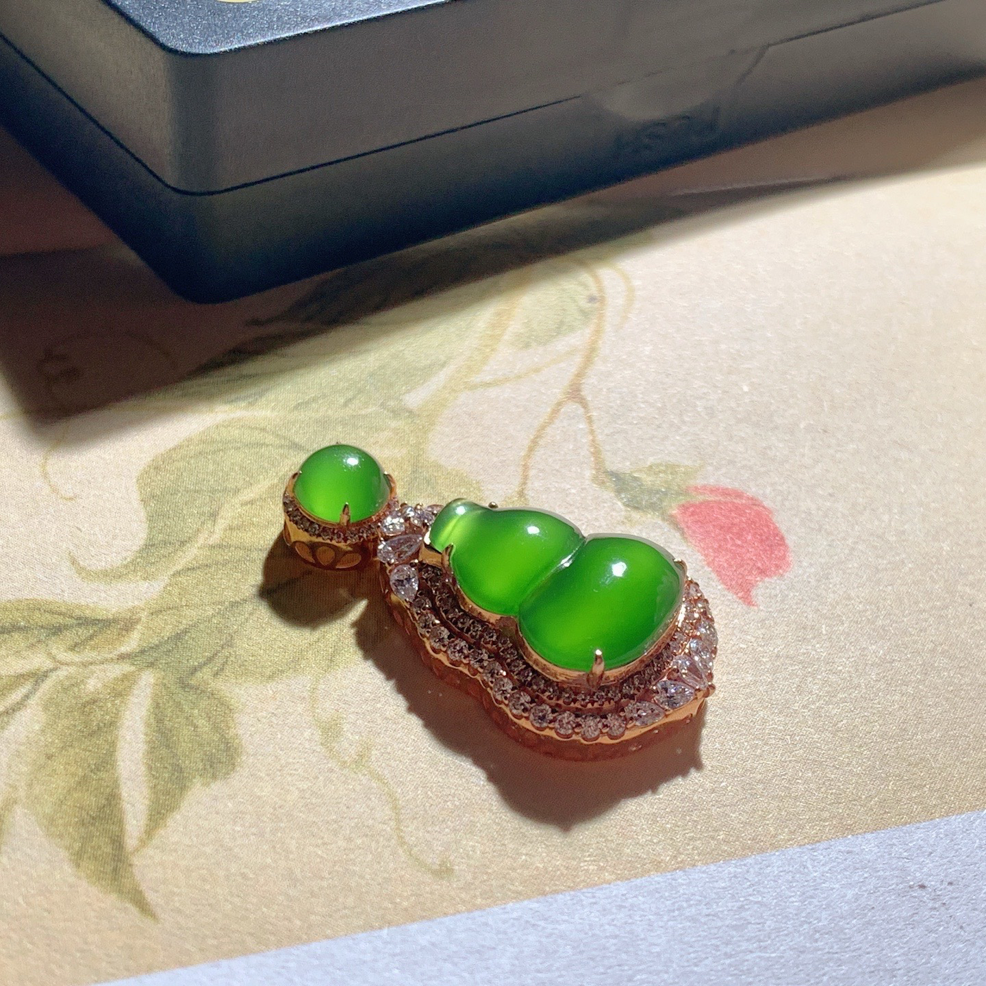 和田玉阳绿俄罗斯碧玉18k金猫眼葫芦挂件！尺寸31/16/8重3.5克 玉质细腻油润 底色纯净 脂粉好，品质好。lt260402