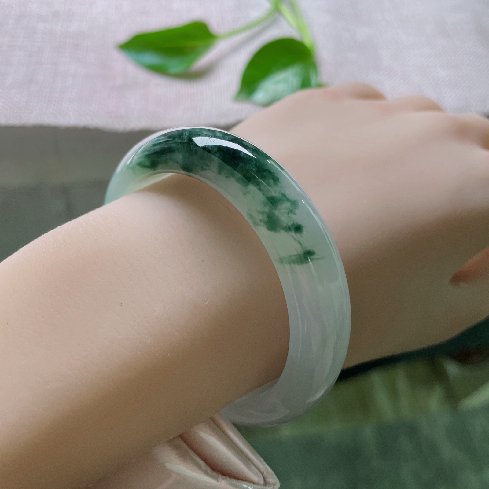 52.5/13.4/8.5，冰飘花正圈，丝丝缕缕，腕间藏山水，花自水中来。晶体纹..