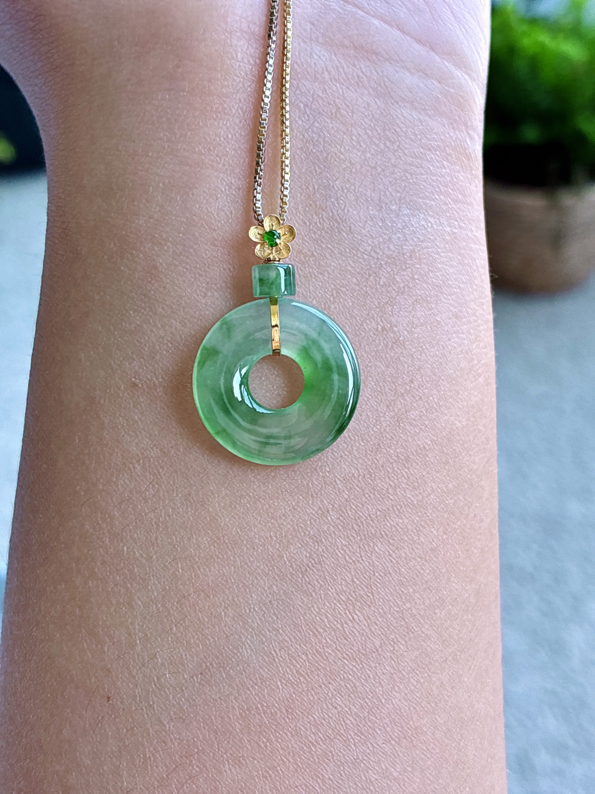 【镶嵌】🫧冰飘绿花甜甜圈吊坠  
【说明】缅料 18k金镶嵌 性价比高 飘花
【整体】27
【裸石】18-3.2