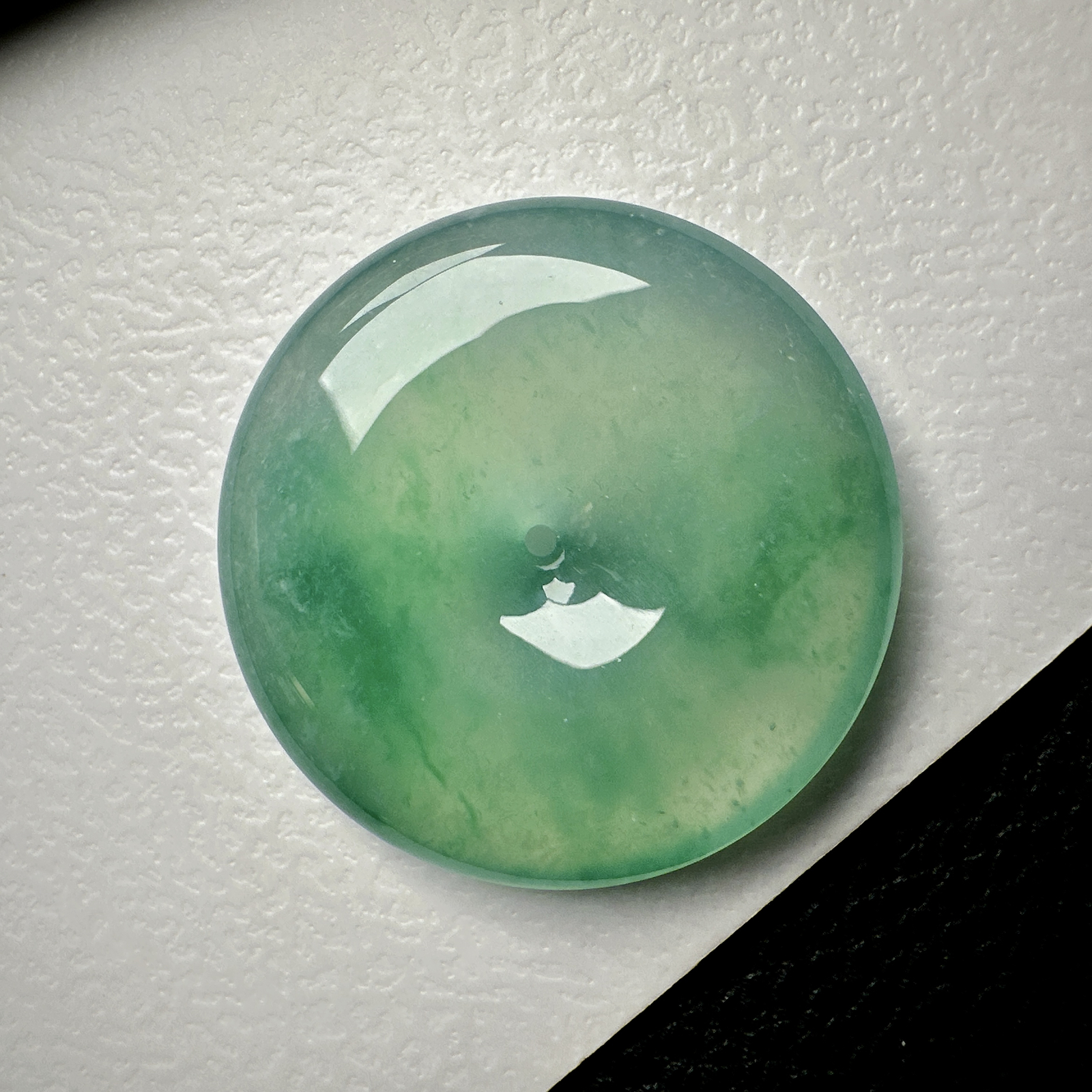 【冰种飘绿平安扣】质地细腻，品质很好，冰感十足，胶感明显，收藏品质