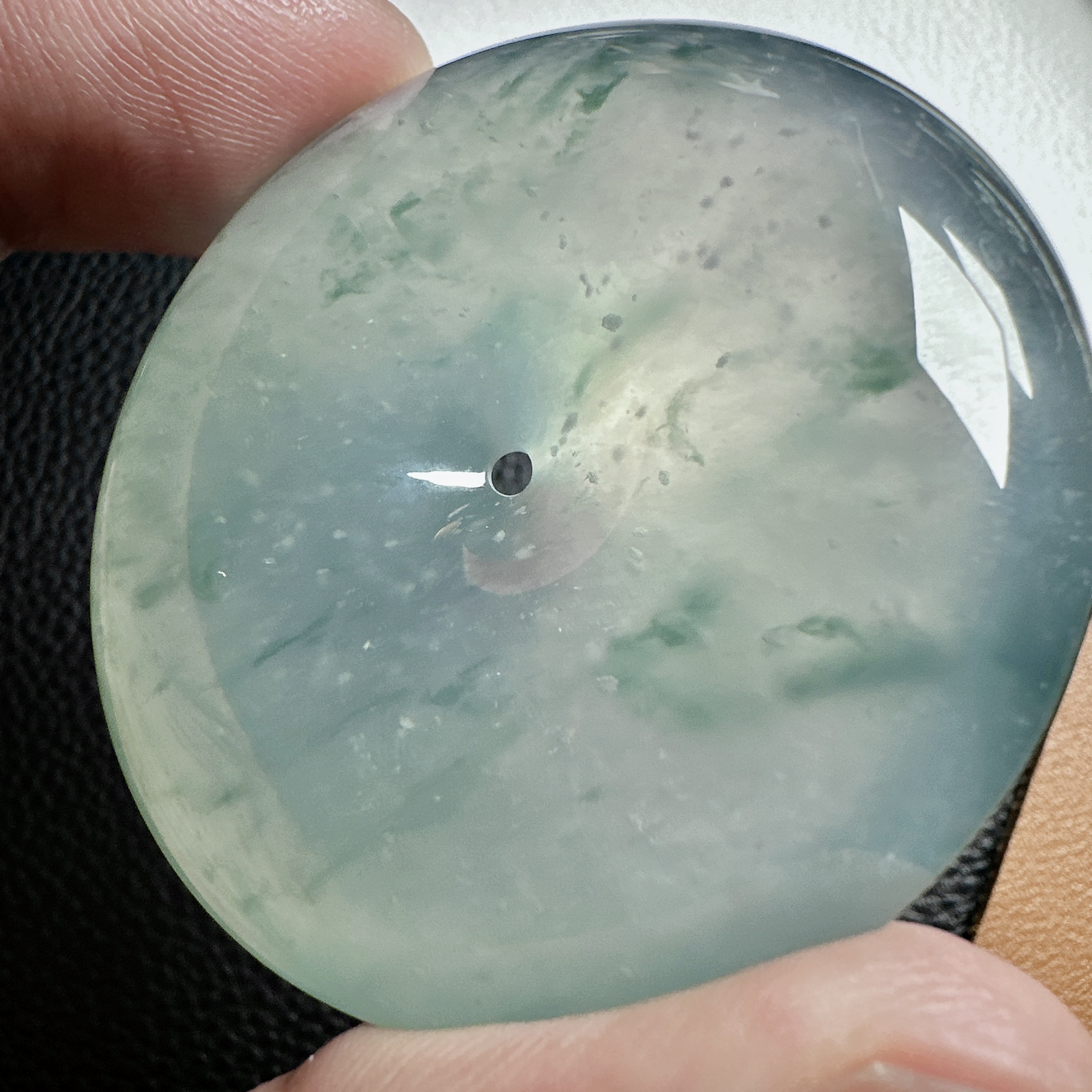 【冰种飘花巨无霸大扣】质地细腻，冰润十足，种老冰透，荧光闪耀，收藏品质。