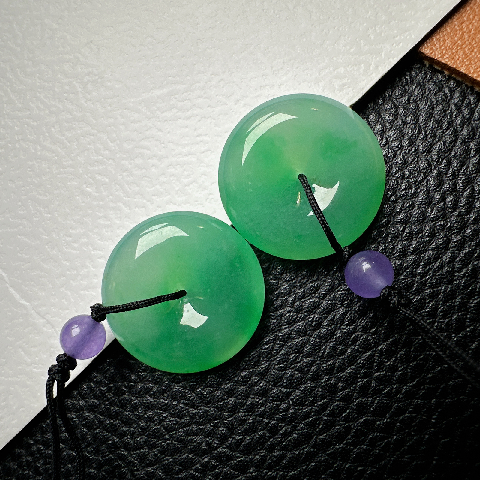 【冰种阳绿平安扣一对】质地非常细腻干净，冰润十足，种老冰透，收藏品质