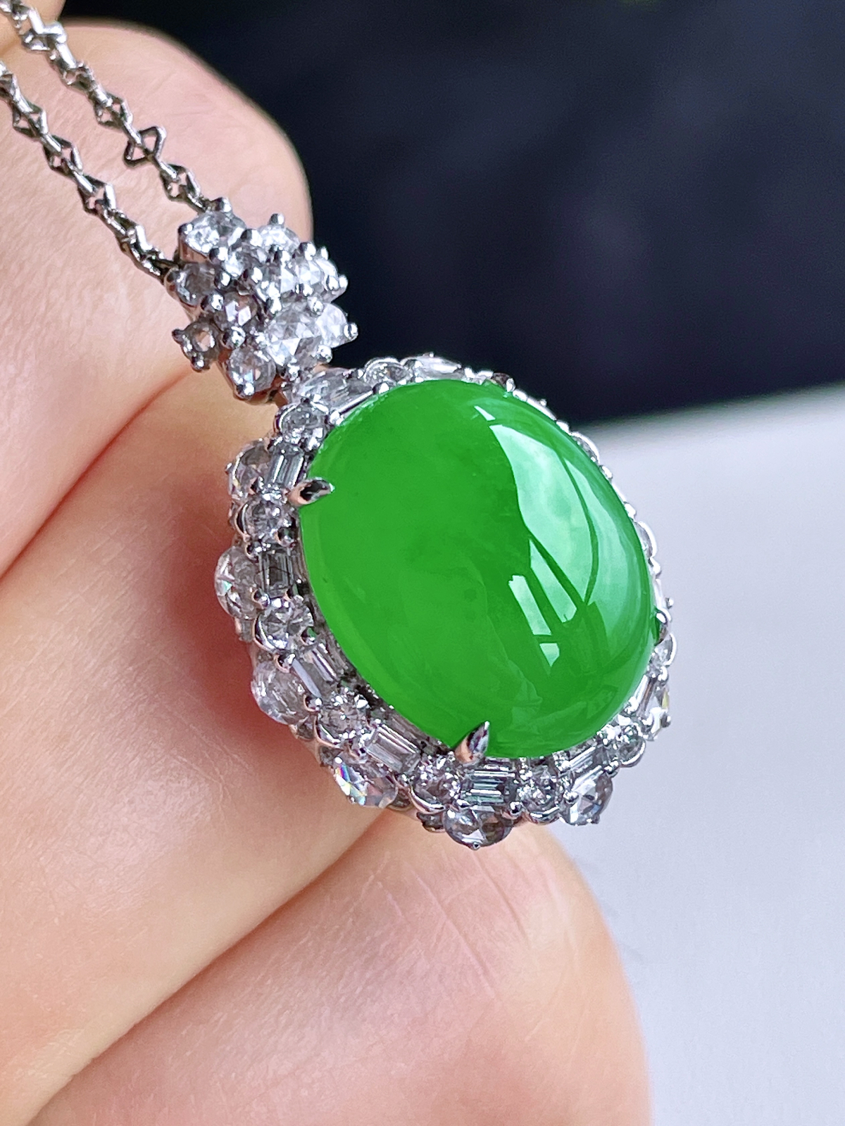 【镶嵌】高冰阳绿大蛋面满绿大鸽子蛋吊坠  
【说明】18k金镶嵌 性价比高  
【整体】27-17-12.7
【裸石】14.5-12-5.2
