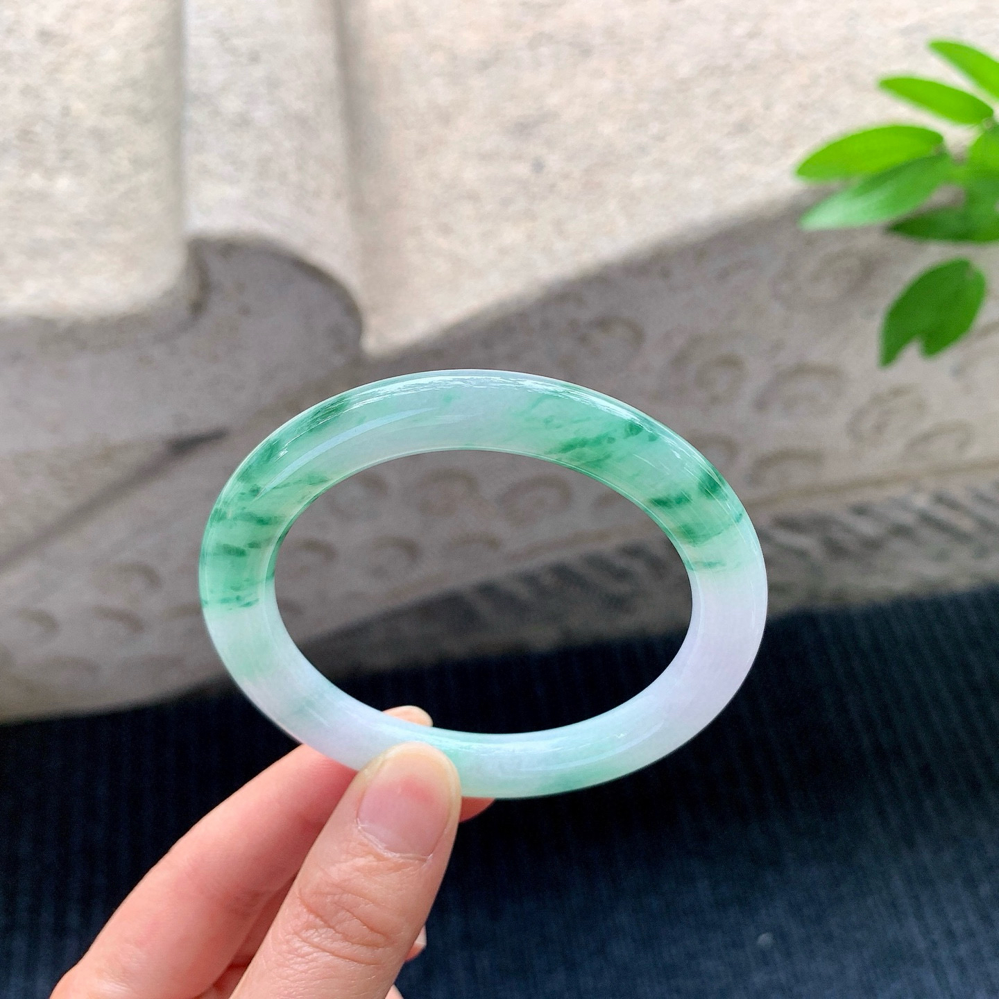 圆条55 56
【圈口】56.1/9/9.4
【描述】细糯飘绿花，水润，种老，细腻，无纹裂！