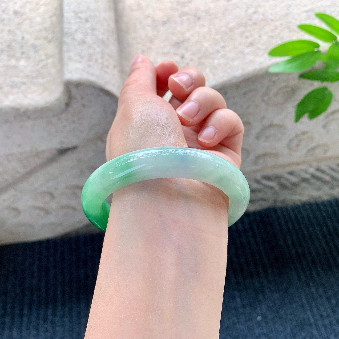 正圈58 59
【圈口】58.2/12/8.7
【描述】糯冰飘阳绿，水润，种老，细腻，无裂纹！