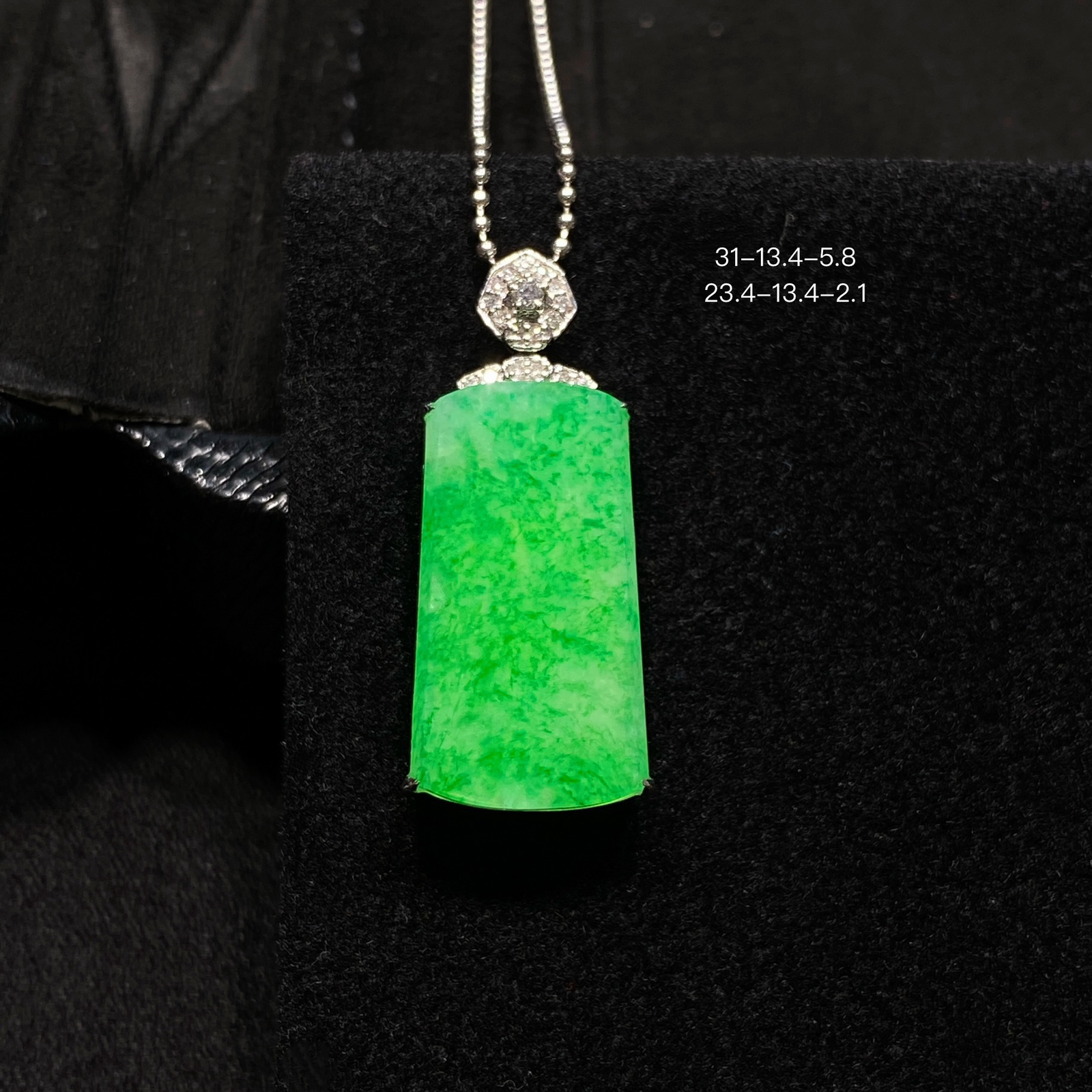 阳绿·无事牌

独一份的满色阳绿方牌，藏着翡翠的盛意