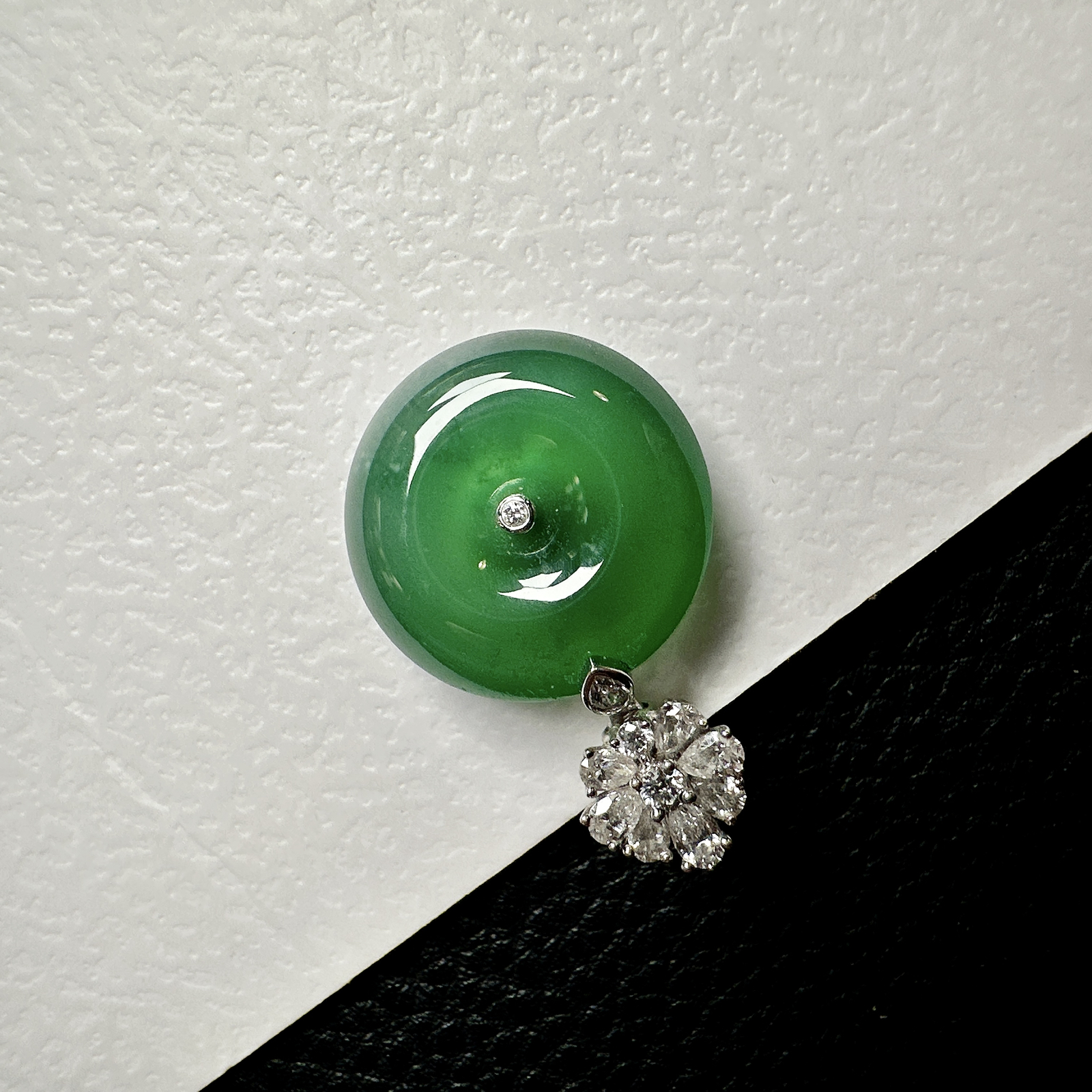 【冰种晴绿平安扣】质地细腻，品质很好，冰感十足，胶感明显，收藏品质，18k金钻镶嵌，裸石尺寸15.8*4.8毫米