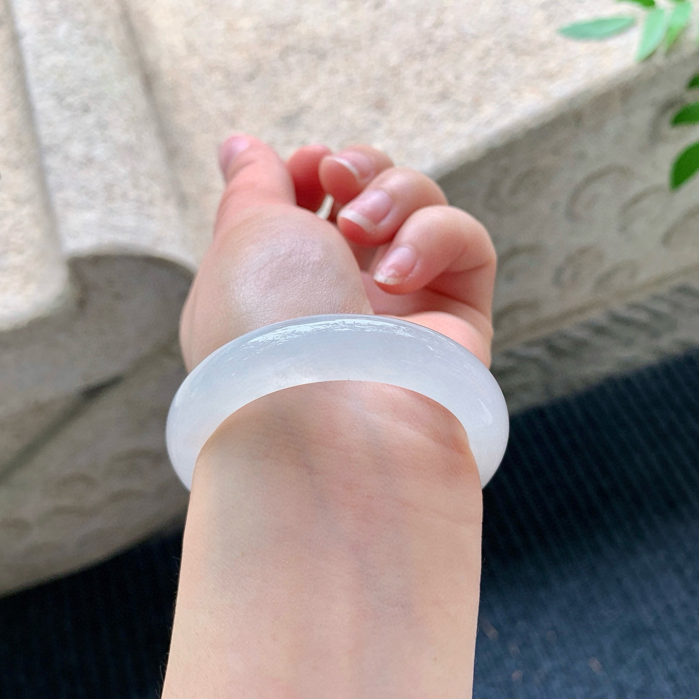 贵妃54 55
【圈口】55/47.7/10.5/7.2
【描述】白冰，水润，种老，细腻，无纹裂！