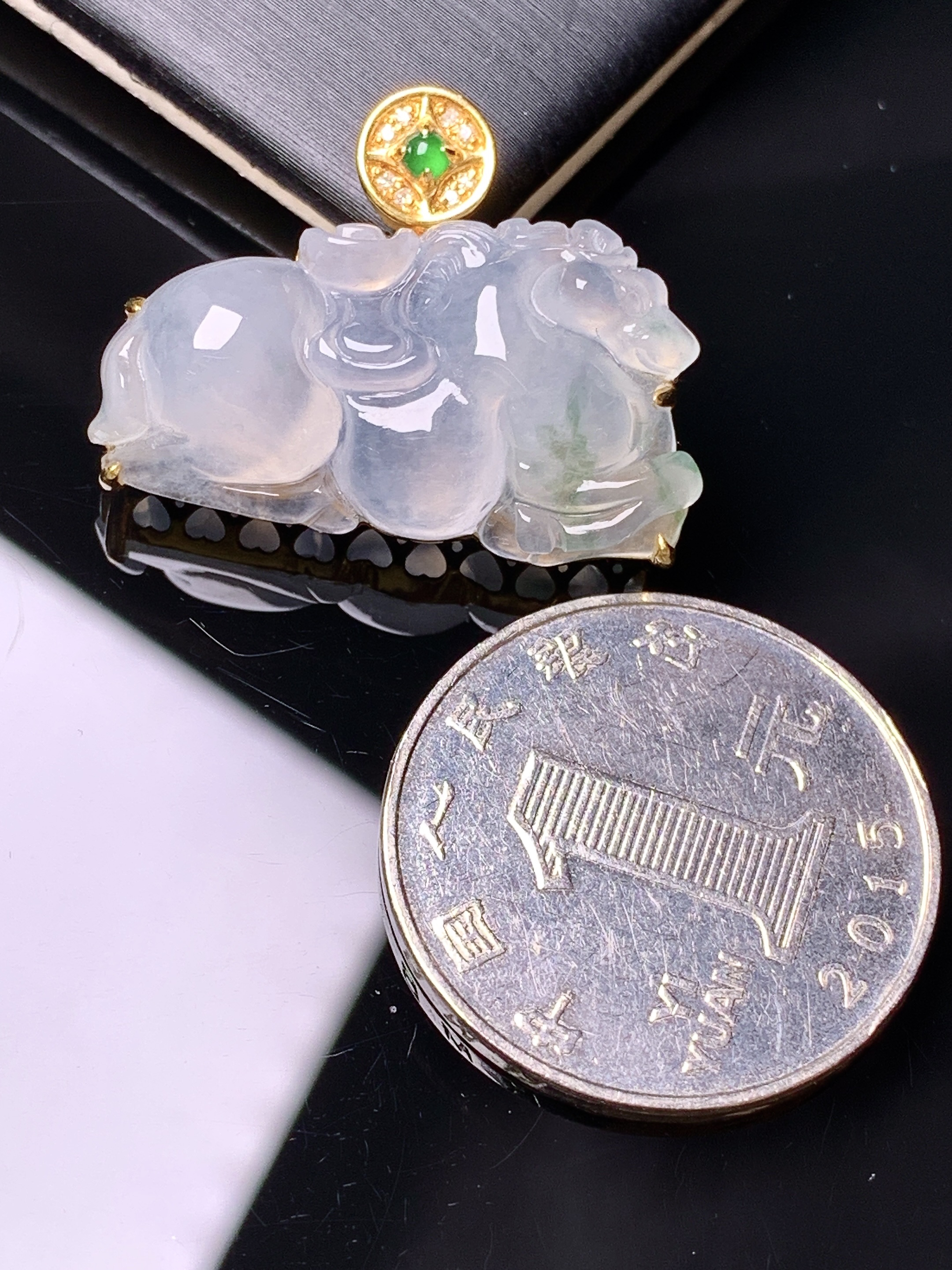 18k金钻镶嵌冰种唐马吊坠 玉质细腻 色泽艳丽清新 水润亮眼 整体尺寸22*28*8.3y4