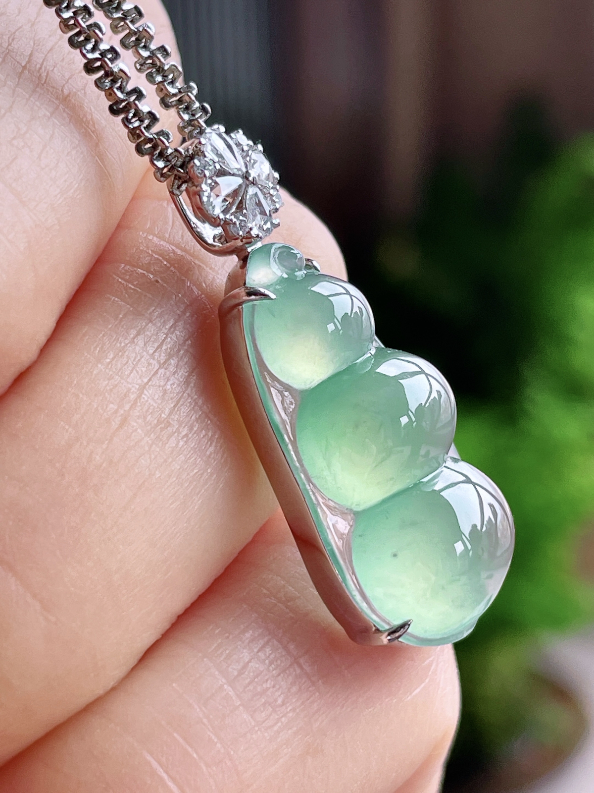 【镶嵌】冰晴绿豆子福豆吊坠  
【说明】缅料 18k金镶嵌 性价比高  
【整体】 29.4-12.3-7.5
【裸石】21.6-11.6-5.2