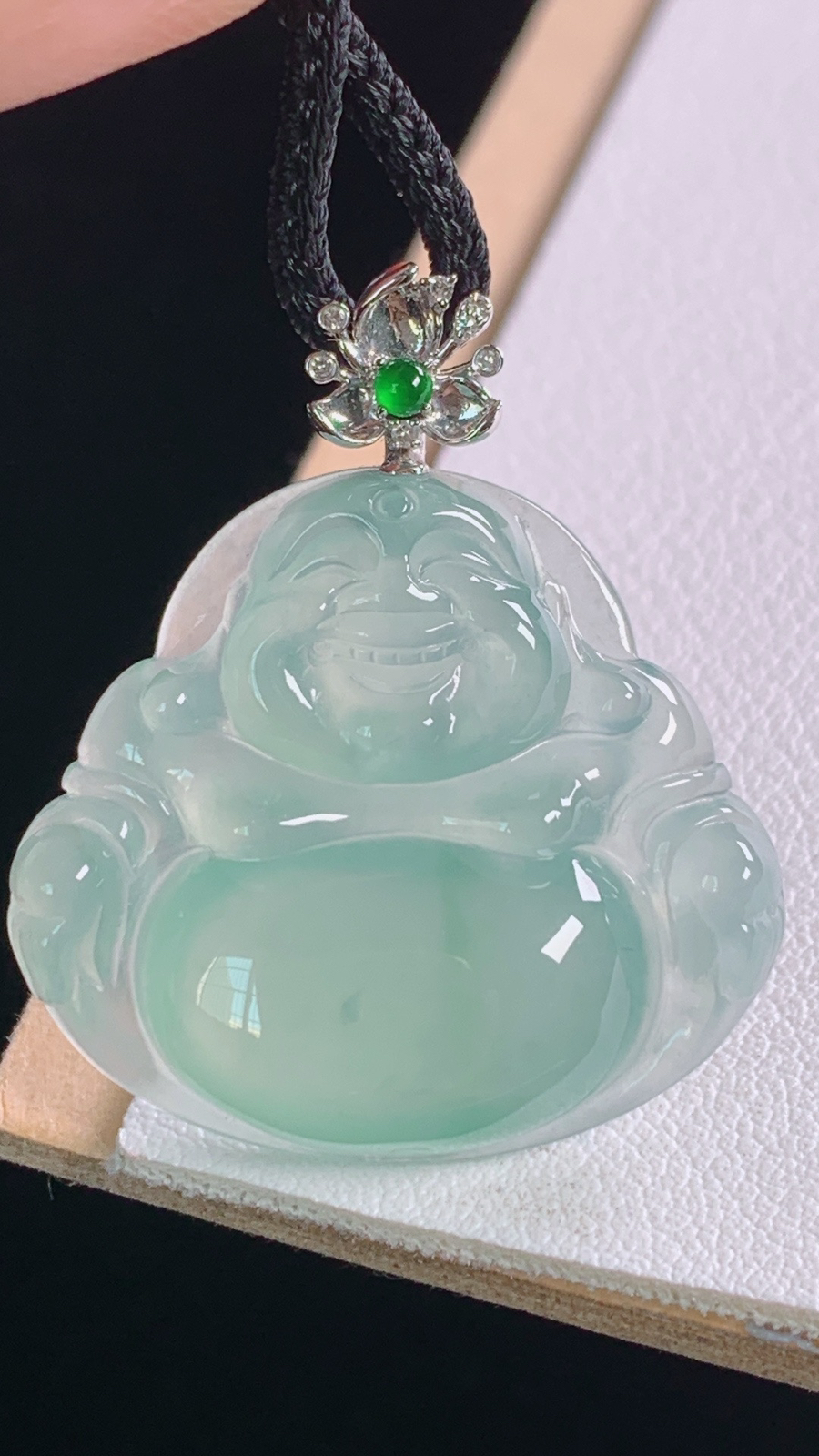 冰晴佛公吊坠，18K真金真钻
种色俱佳，清透细腻，
尺寸:31.6-24.3-27.4-6.1mm