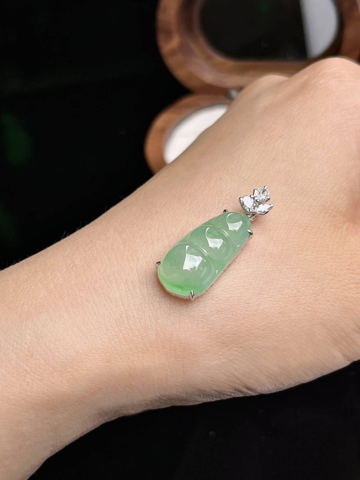 冰晴飘绿福豆吊坠
裸石尺寸21.3-10.4-5.8mm