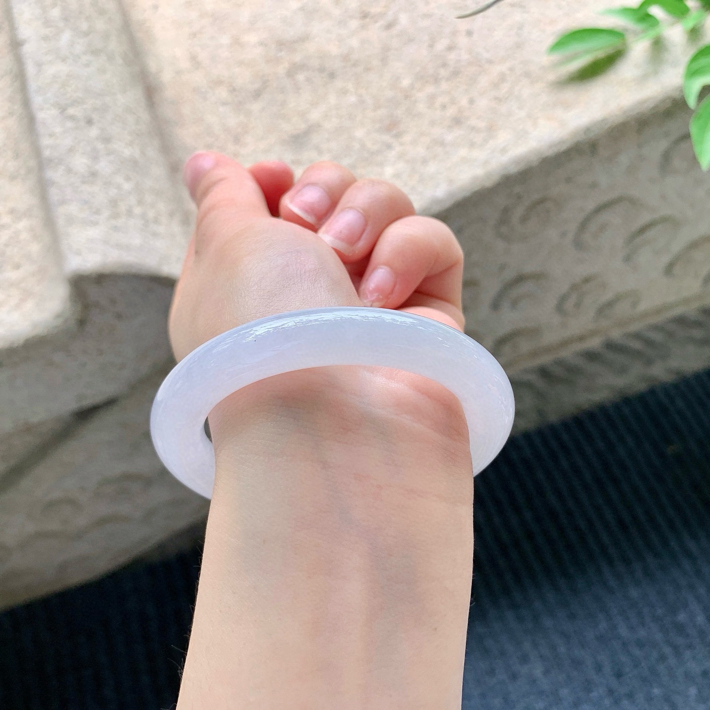 圆条53 54
【圈口】53.8/10.3/10.3
【描述】糯冰淡粉紫，水润，种老，细腻，无纹裂！