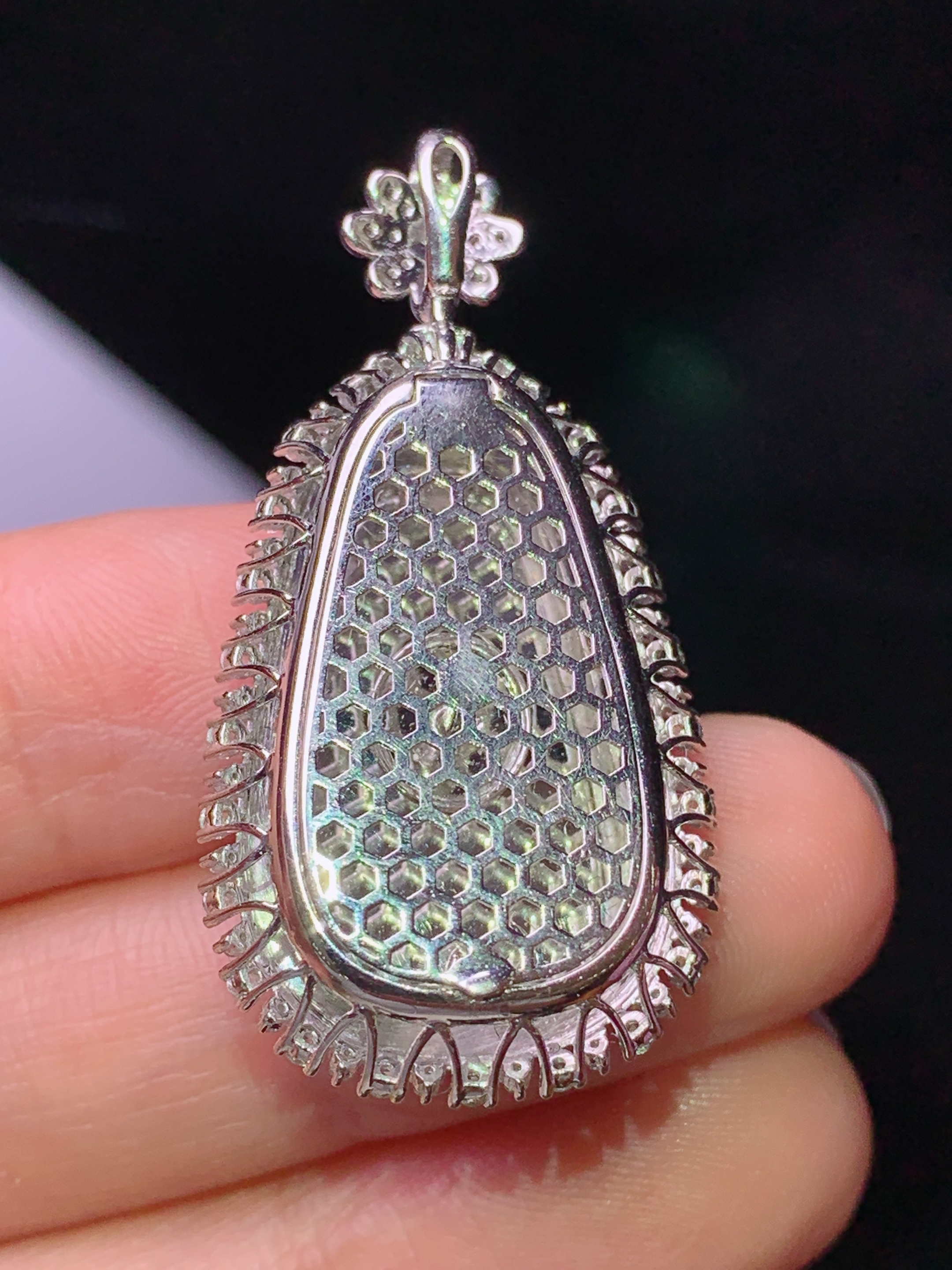 18k金钻镶嵌翠绿如意吊坠 玉质细腻 色泽艳丽清新 水润亮眼 整体尺寸38*19.2*9.3k1