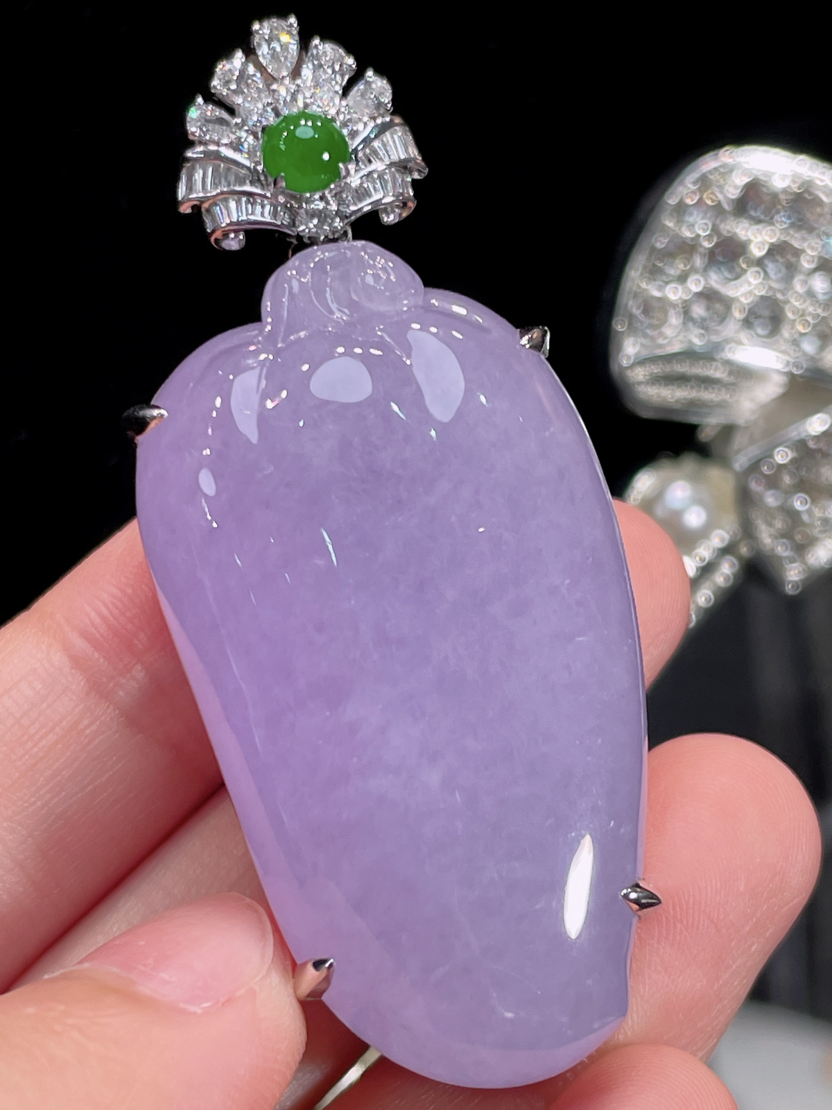 天然缅甸翡翠A货
紫罗兰福瓜吊坠
18k金镶嵌钻石 
细腻水灵 实拍接近