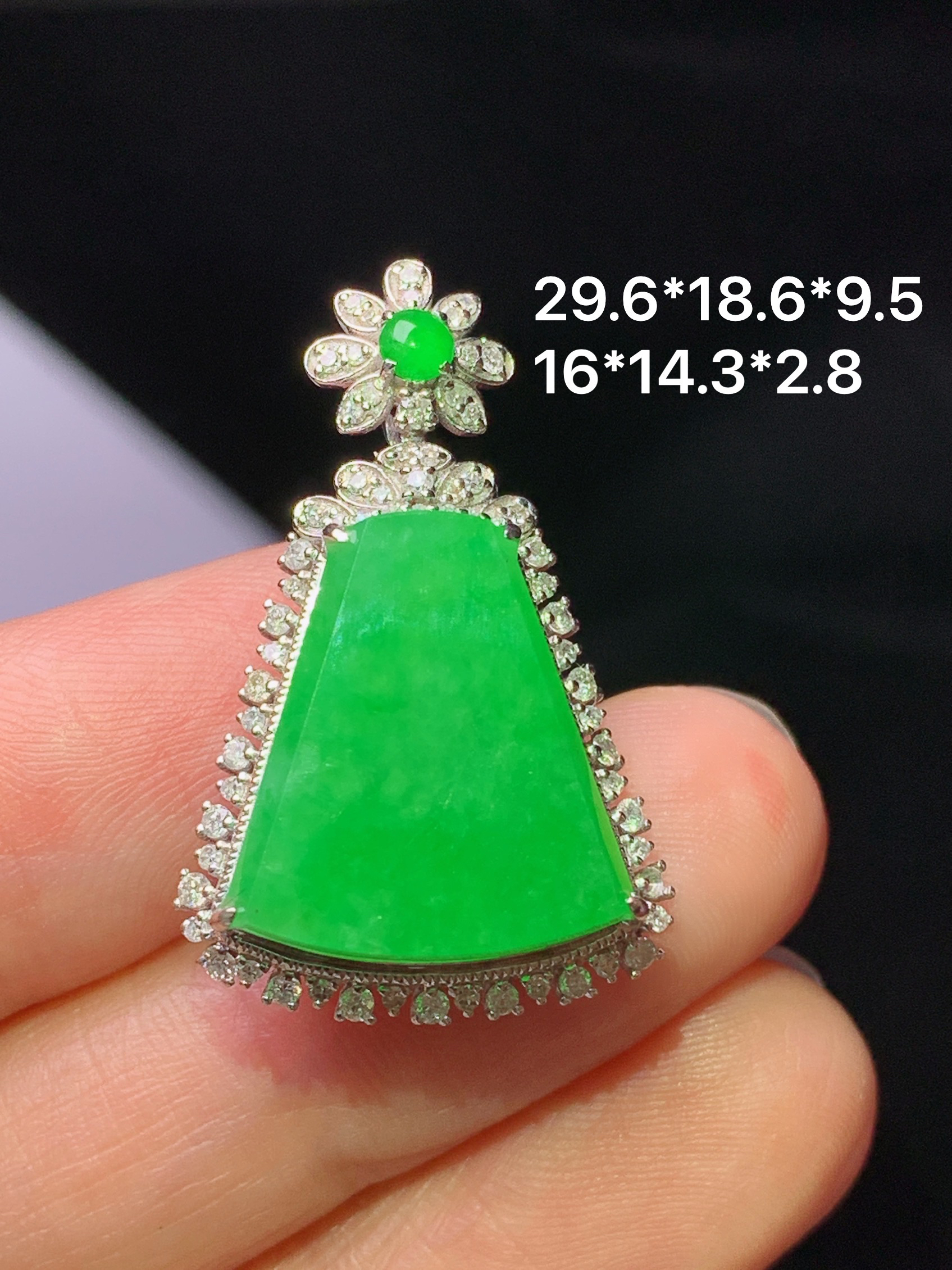 18k金钻镶嵌翠绿无事牌吊坠 玉质细腻 色泽艳丽清新 水润亮眼 整体尺寸29.6*18.6*9.5k1