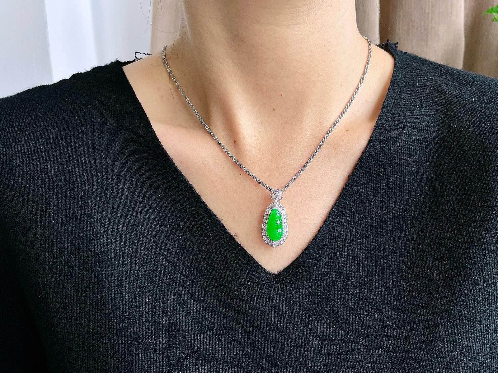 【镶嵌】高冰阳绿豆子阳绿福豆吊坠  
【说明】缅料 18k金镶嵌 性价比高  
【整体】32.5-14.3-11.8
【裸石】17-8.6-3.8