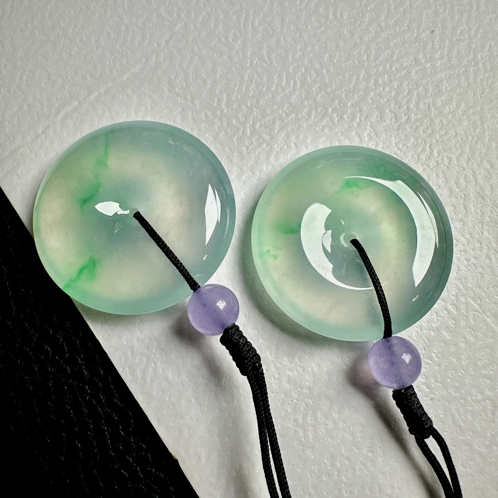 【冰种飘绿平安扣一对】质地非常细腻干净，冰润十足，种老冰透，收藏品质