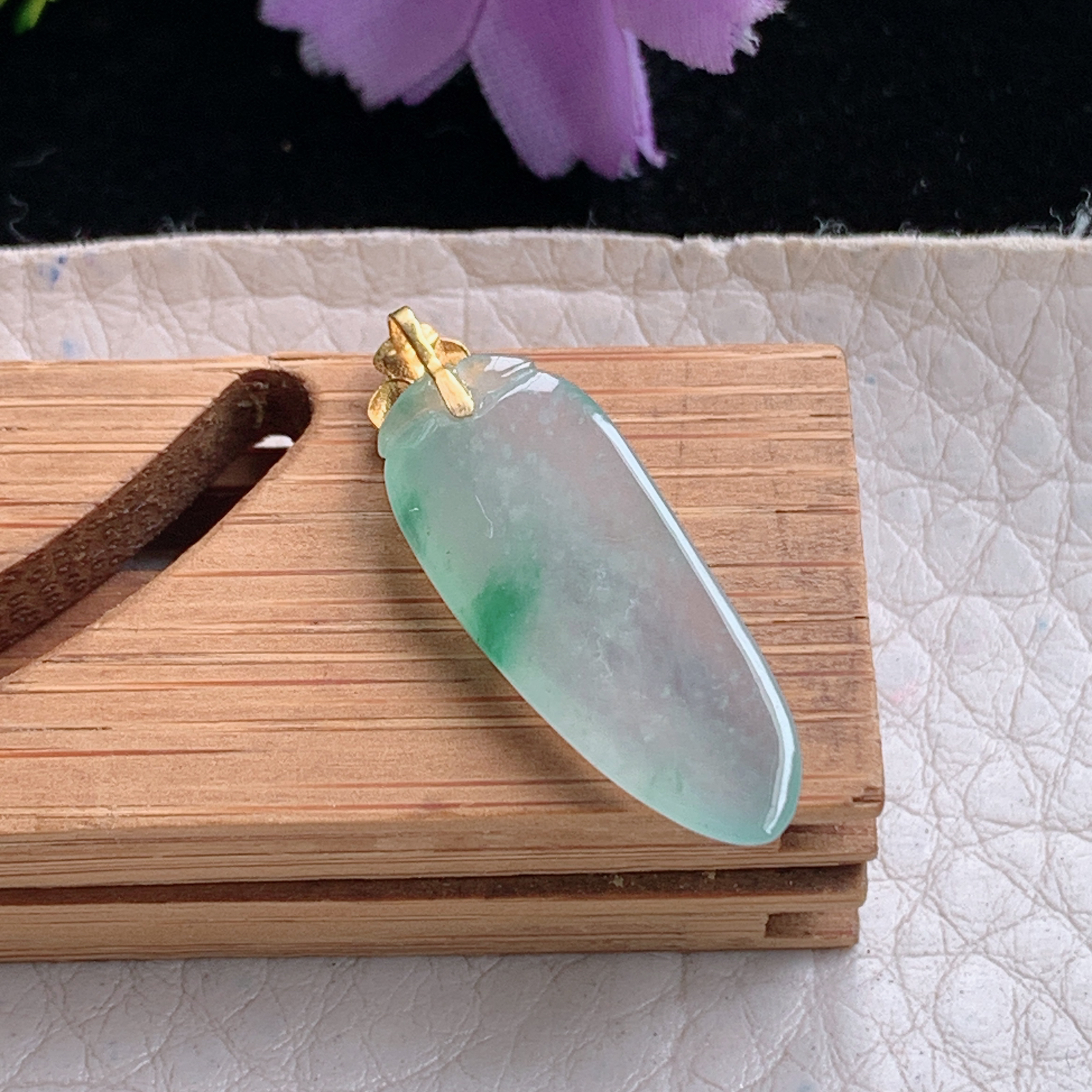 zz3实拍连金26.6*9.6*3缅甸翡翠冰透飘花精美小福瓜小吊坠 镶金锁骨坠