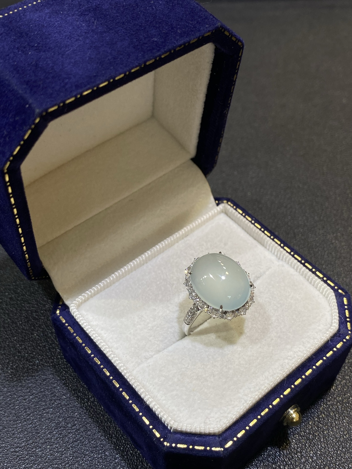 18Ｋ淡天空蓝白冰蛋面戒指

整体18/15.4/9.6
裸石15.1/12.2/4.3