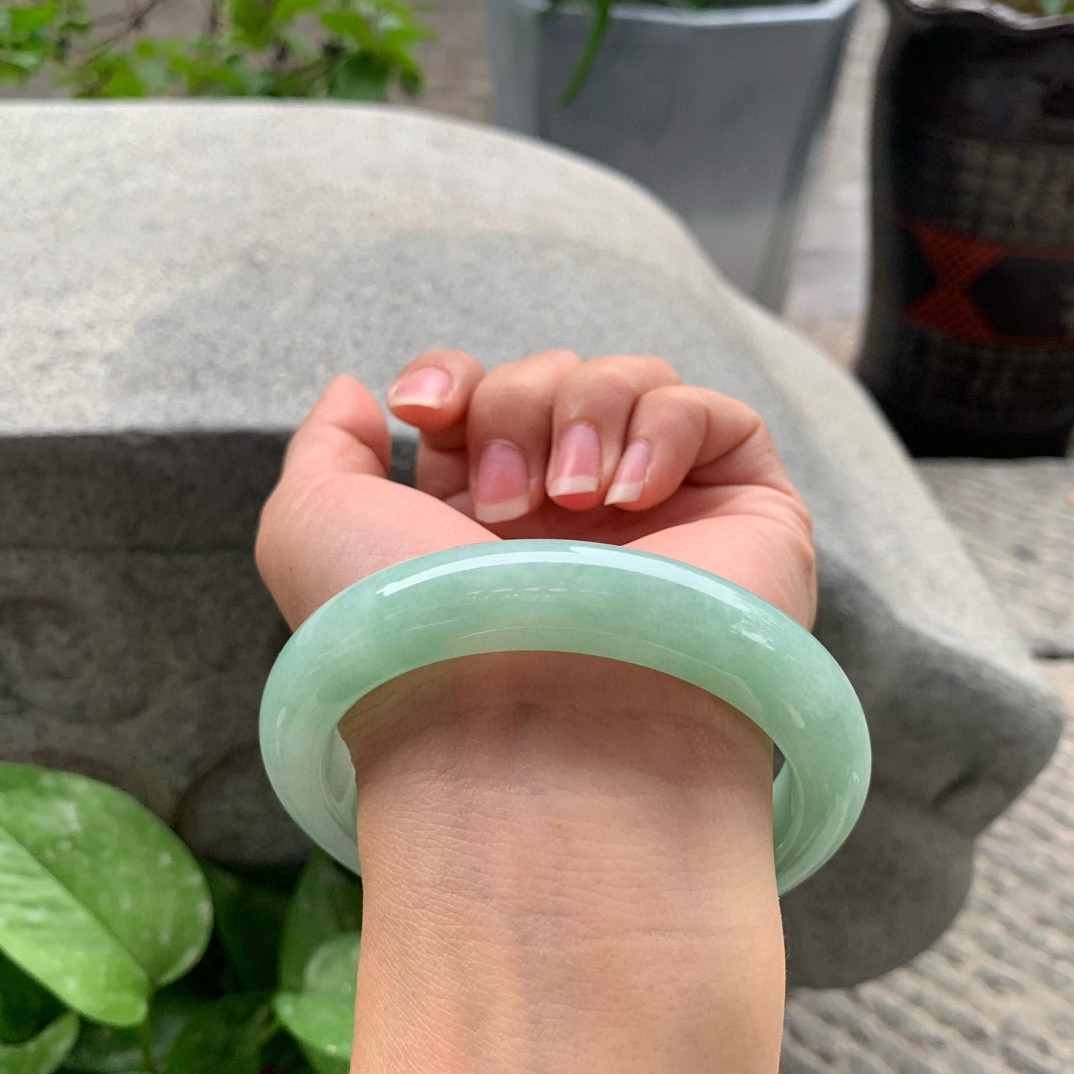 大圈口 63.5-12.4-10    冰果绿正圈手镯。 一丝棉