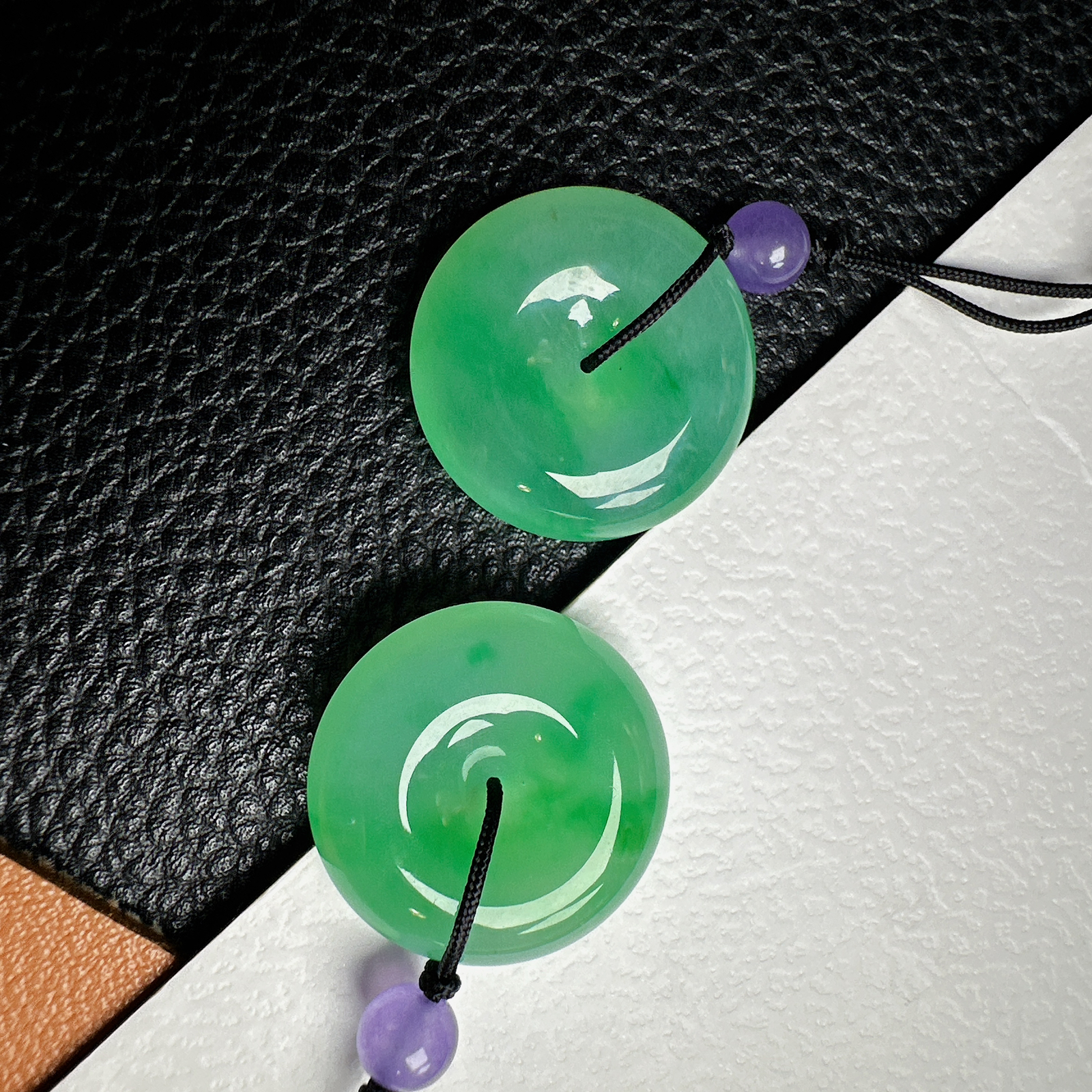 【冰种阳绿平安扣一对】质地非常细腻干净，冰润十足，种老冰透，收藏品质