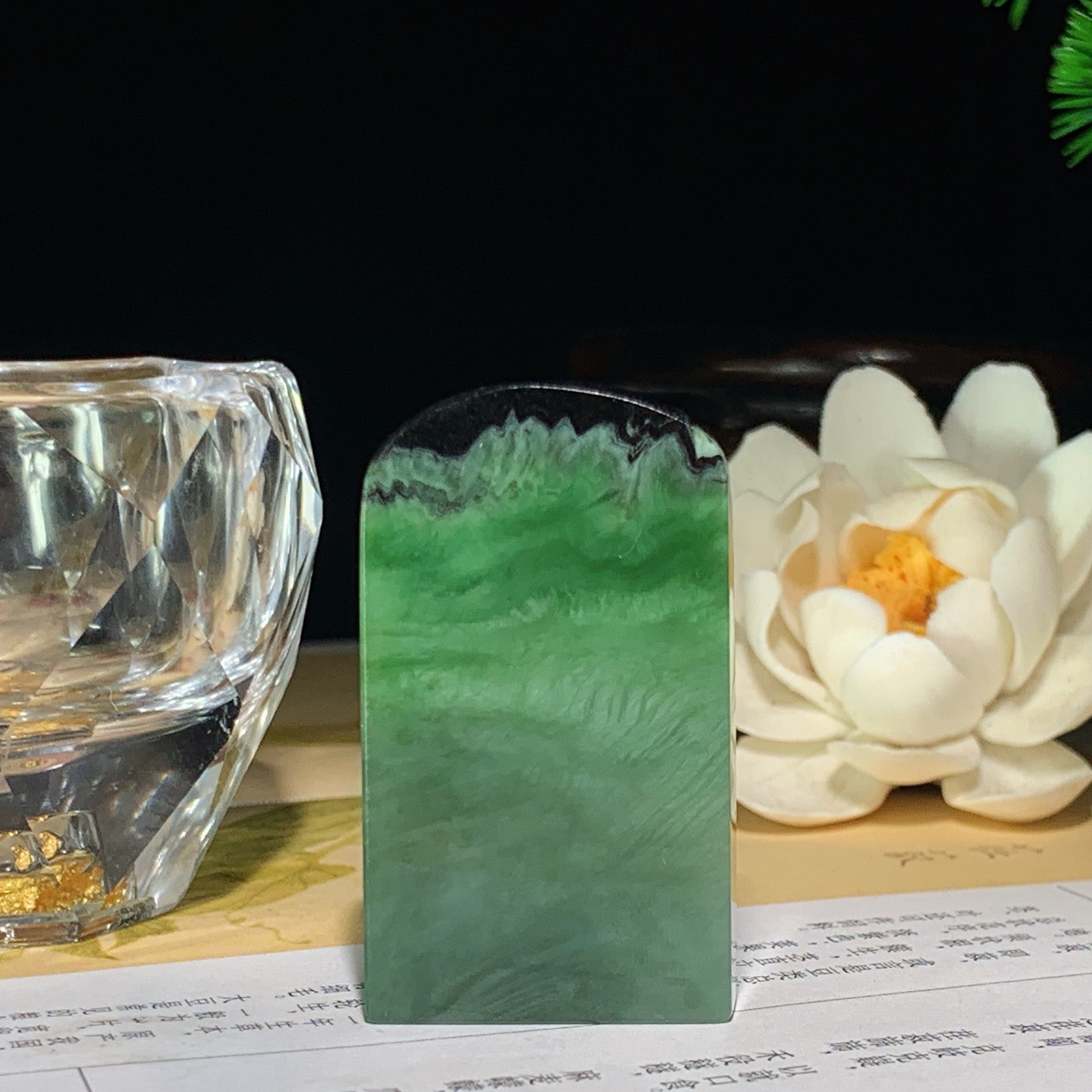 和田玉俄罗斯碧玉平安无事牌挂件。尺寸48/28/8重30.8克 玉质细腻油润。手推出油。品相大气 lt260402