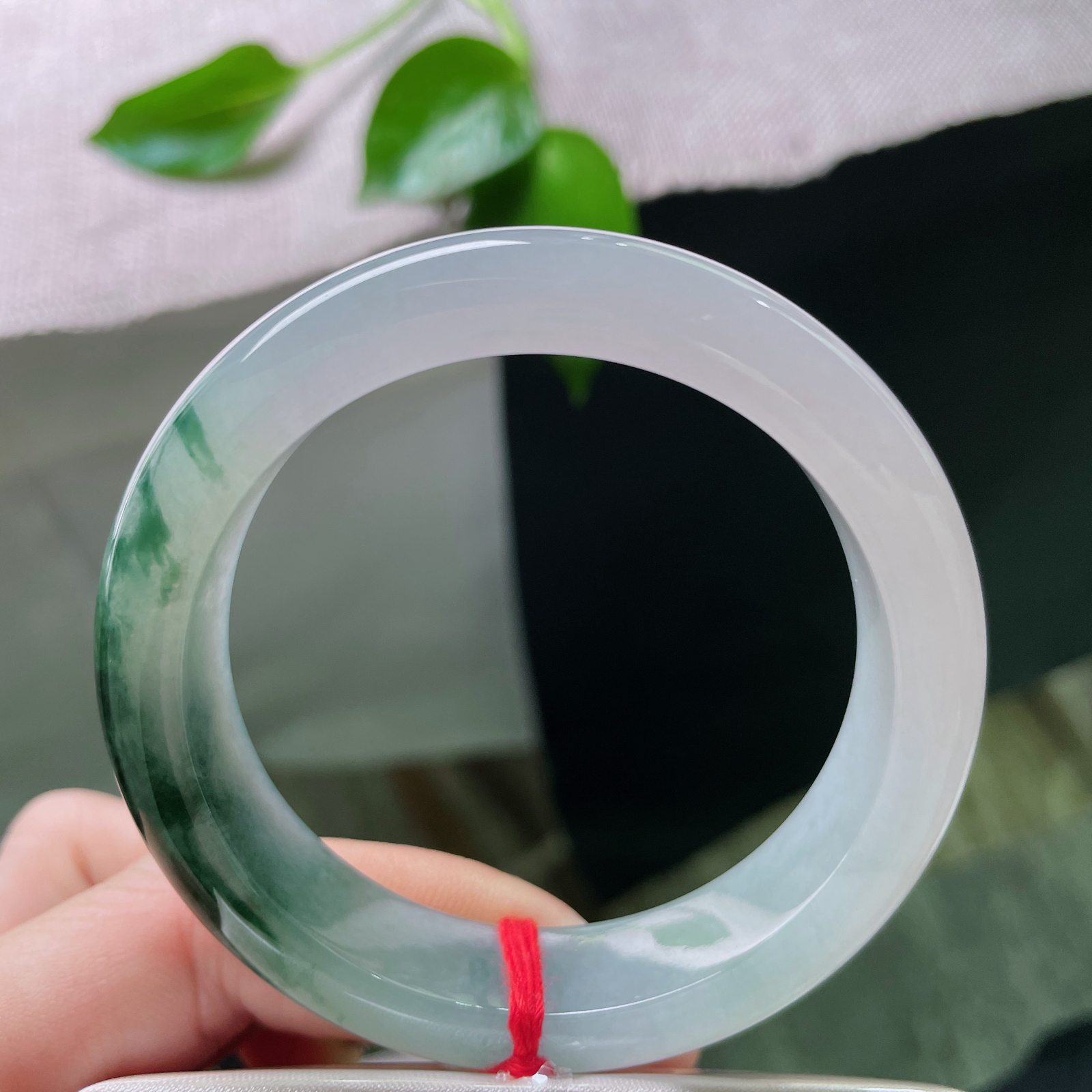 52.5/13.4/8.5，冰飘花正圈，丝丝缕缕，腕间藏山水，花自水中来。晶体纹..