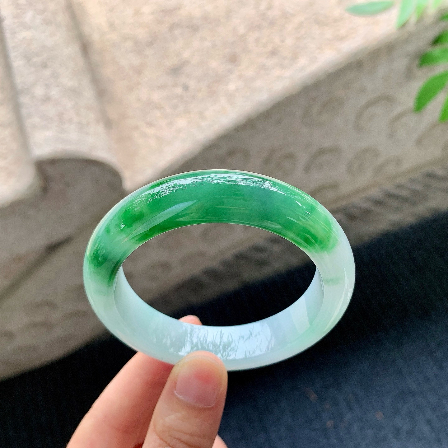 正圈51 52
【圈口】52.4/13.2/8.6
【描述】细糯飘辣绿，水润，种老，细腻，无纹裂！