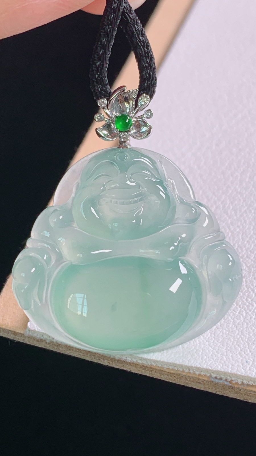 冰晴佛公吊坠，18K真金真钻
种色俱佳，清透细腻，
尺寸:31.6-24.3-27.4-6.1mm