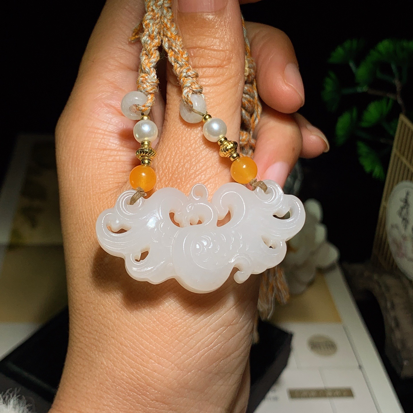 和田玉白玉仿古风挂件。尺寸24/48/11重22.5克 玉质细腻油润 底色纯净 脂粉好，品质好。lt