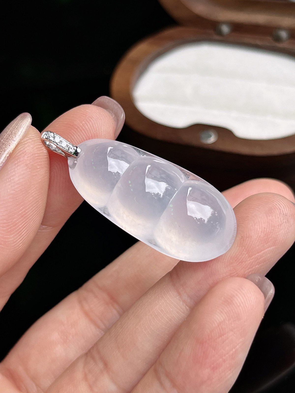 冰种福豆吊坠
裸石尺寸32.7-15.2-9.8mm