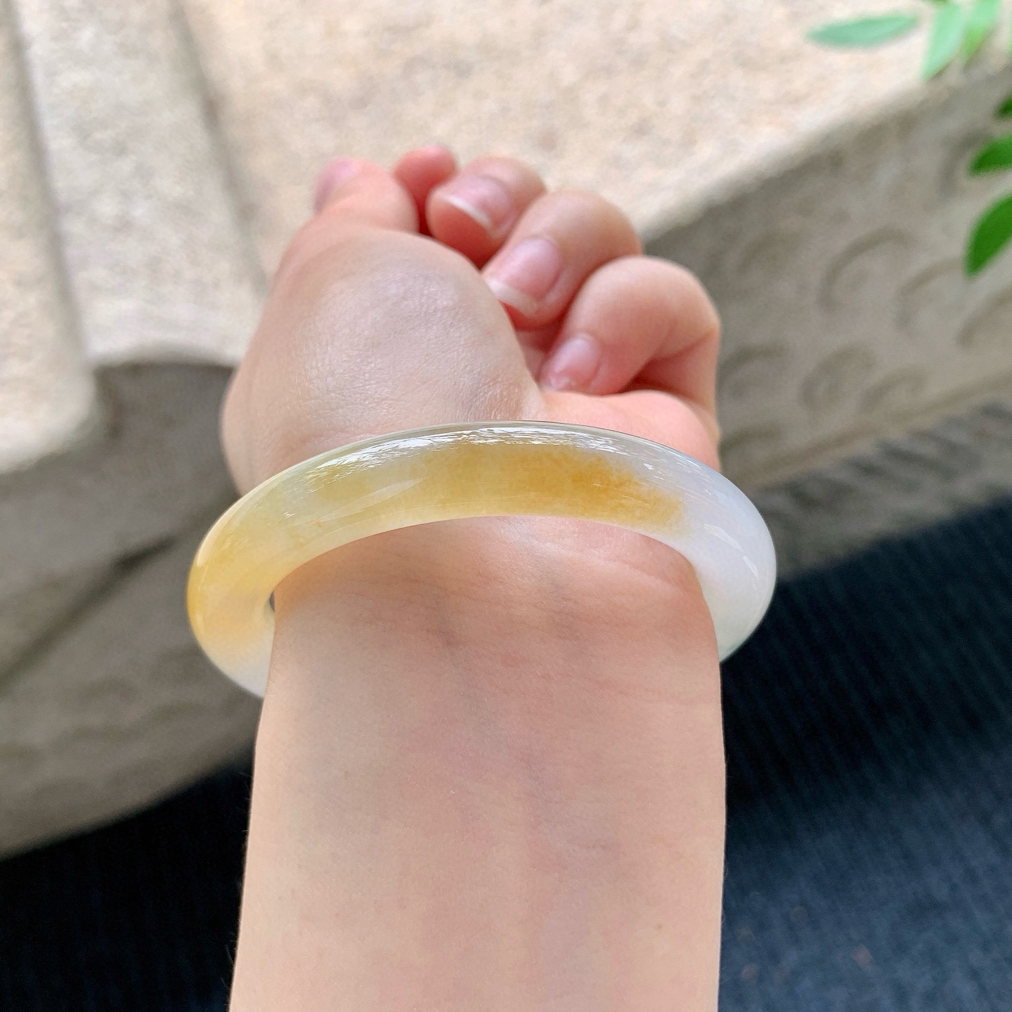 圆条49 50
【圈口】50.5/9/9
【描述】冰糯黄翡，水润，种老，细腻，无纹裂！