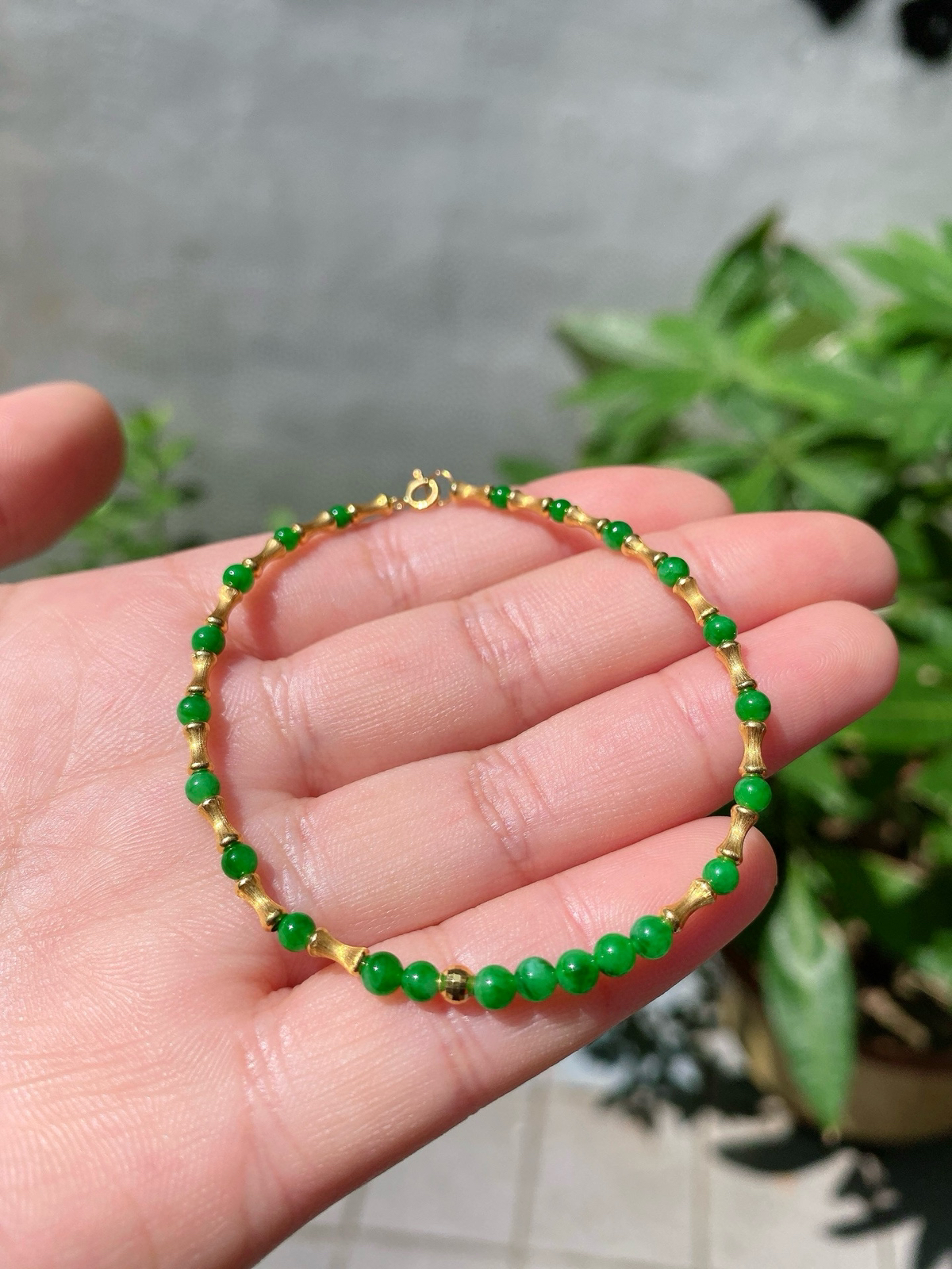 翡翠满绿小米珠手串
配饰18K金