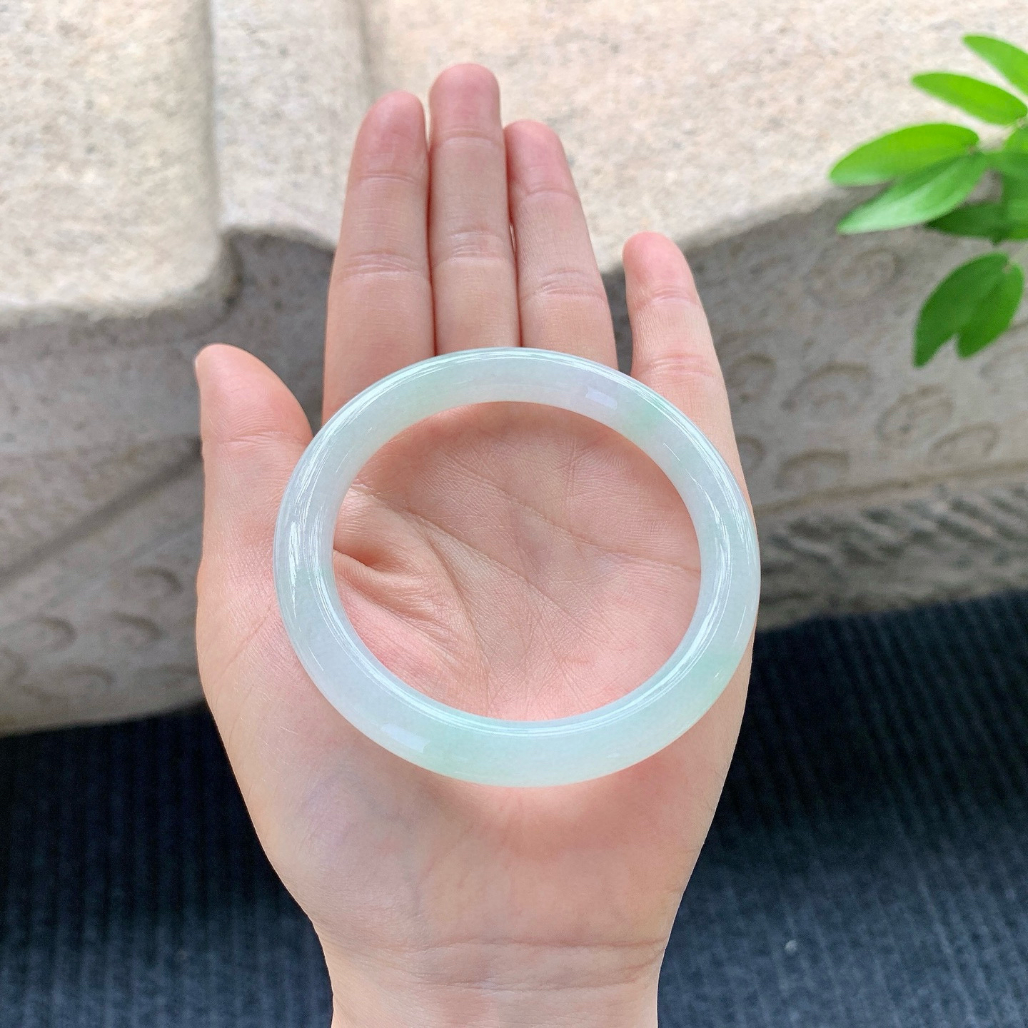 圆条54 55
【圈口】55/8.5/8.3
【描述】糯冰飘绿，水润，种老，细腻，无裂纹！