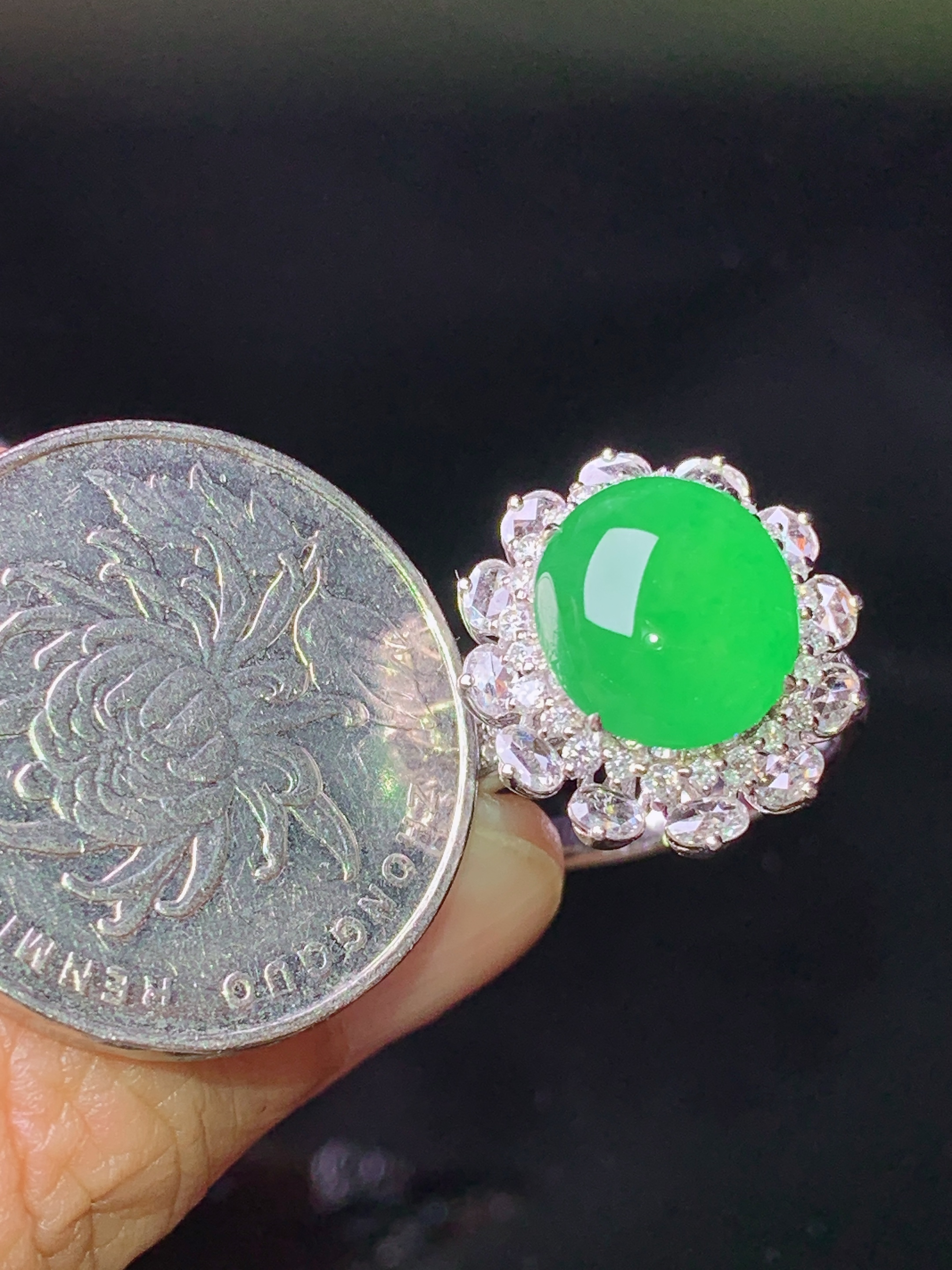 18k金钻镶嵌翠绿蛋面戒指 玉质细腻 色泽艳丽清新 水润亮眼 圈口14 整体尺寸17.2*16*11.8k1