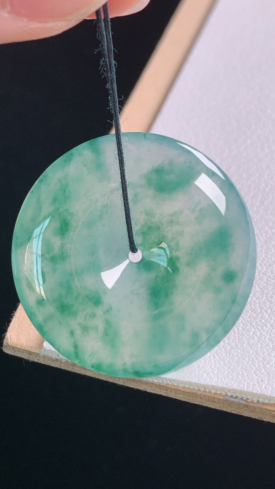 冰飘花平安扣
花色灵动，水润清爽
尺寸:29.2-5.4mm