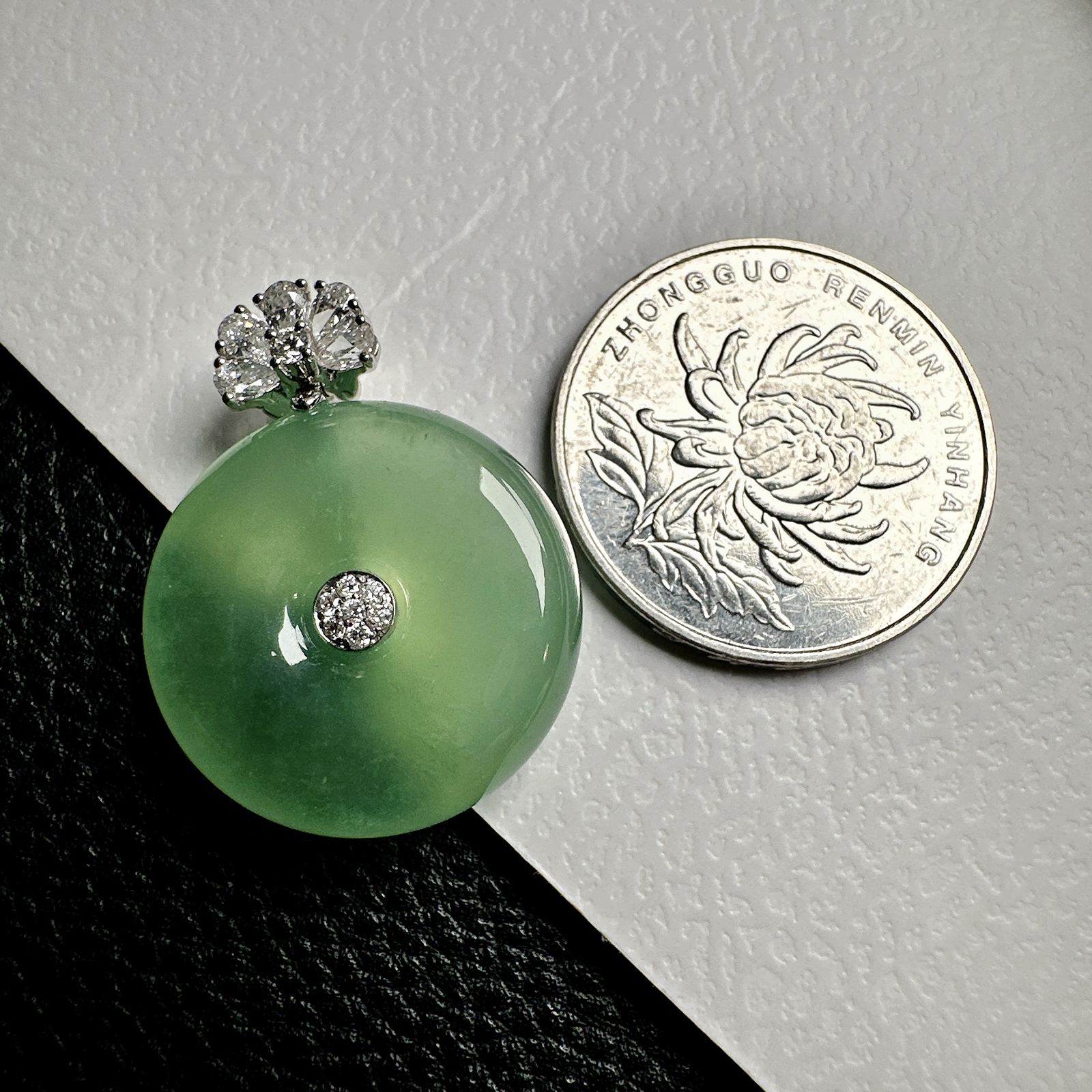 【冰种晴绿平安扣】质地细腻，品质很好，冰感十足，胶感明显，收藏品质，18k金钻镶嵌，裸石尺寸21.8*6.8毫米