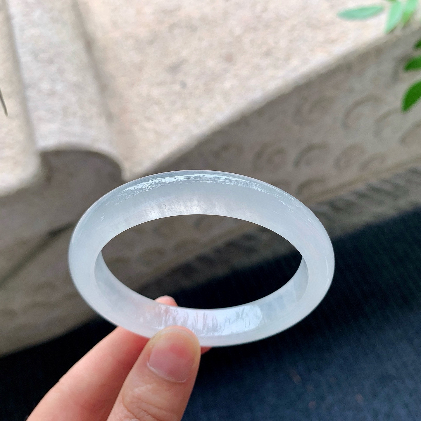 贵妃54 55
【圈口】55/47.7/10.5/7.2
【描述】白冰，水润，种老，细腻，无纹裂！