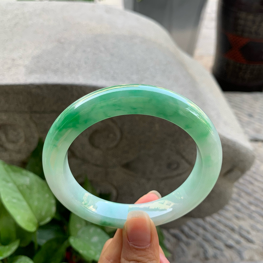 大圈口63.4-12.4-10.5     阳绿正圈手镯 无纹裂