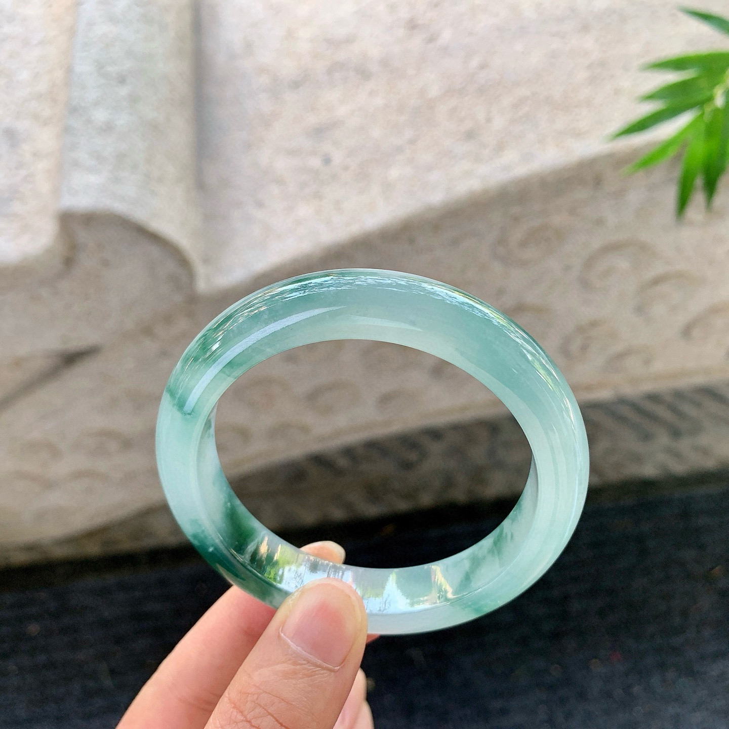 正圈55 56
【圈口】56/12.1/8.6
【描述】冰糯飘花，水润，种老，细腻，无纹裂！