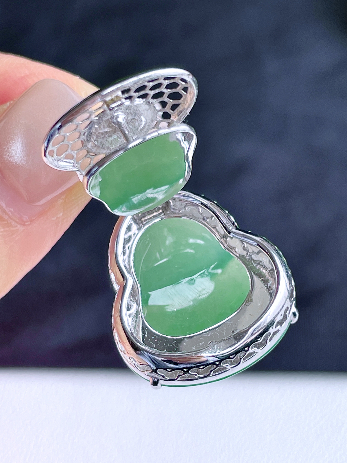 冰阳绿满绿大葫芦吊坠 
【整体】33.8-22.2-13.2