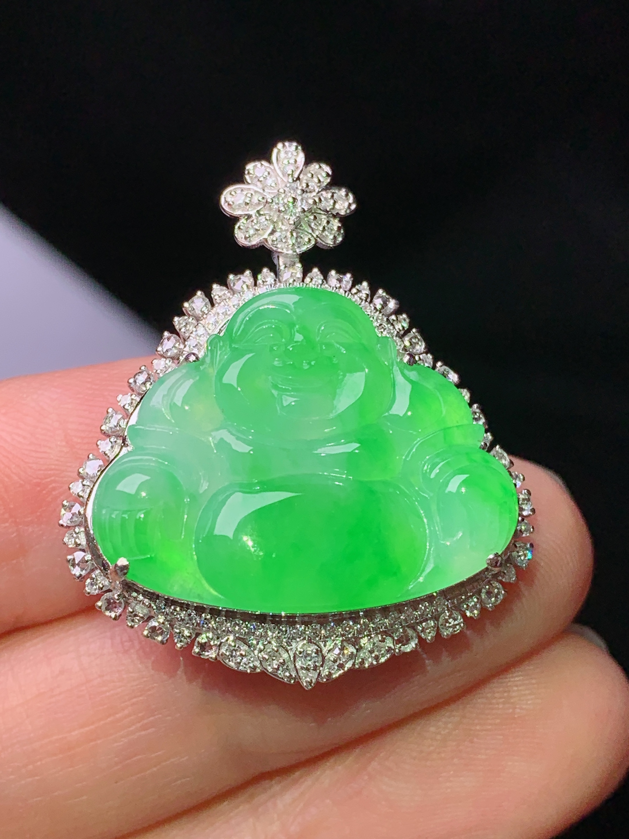 18k金钻镶嵌翠绿佛公吊坠 玉质细腻 色泽艳丽清新 水润亮眼 整体尺寸31.3*26.5*9.8k1