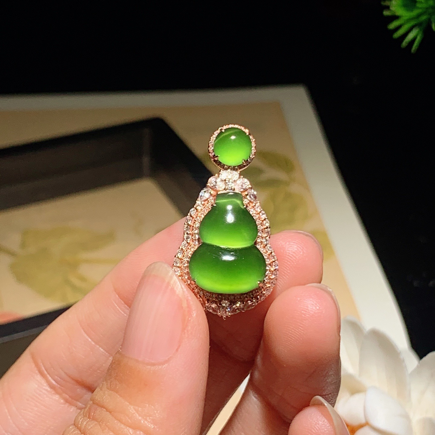 和田玉阳绿俄罗斯碧玉18k金猫眼葫芦挂件！尺寸31/16/8重3.5克 玉质细腻油润 底色纯净 脂粉好，品质好。lt260402