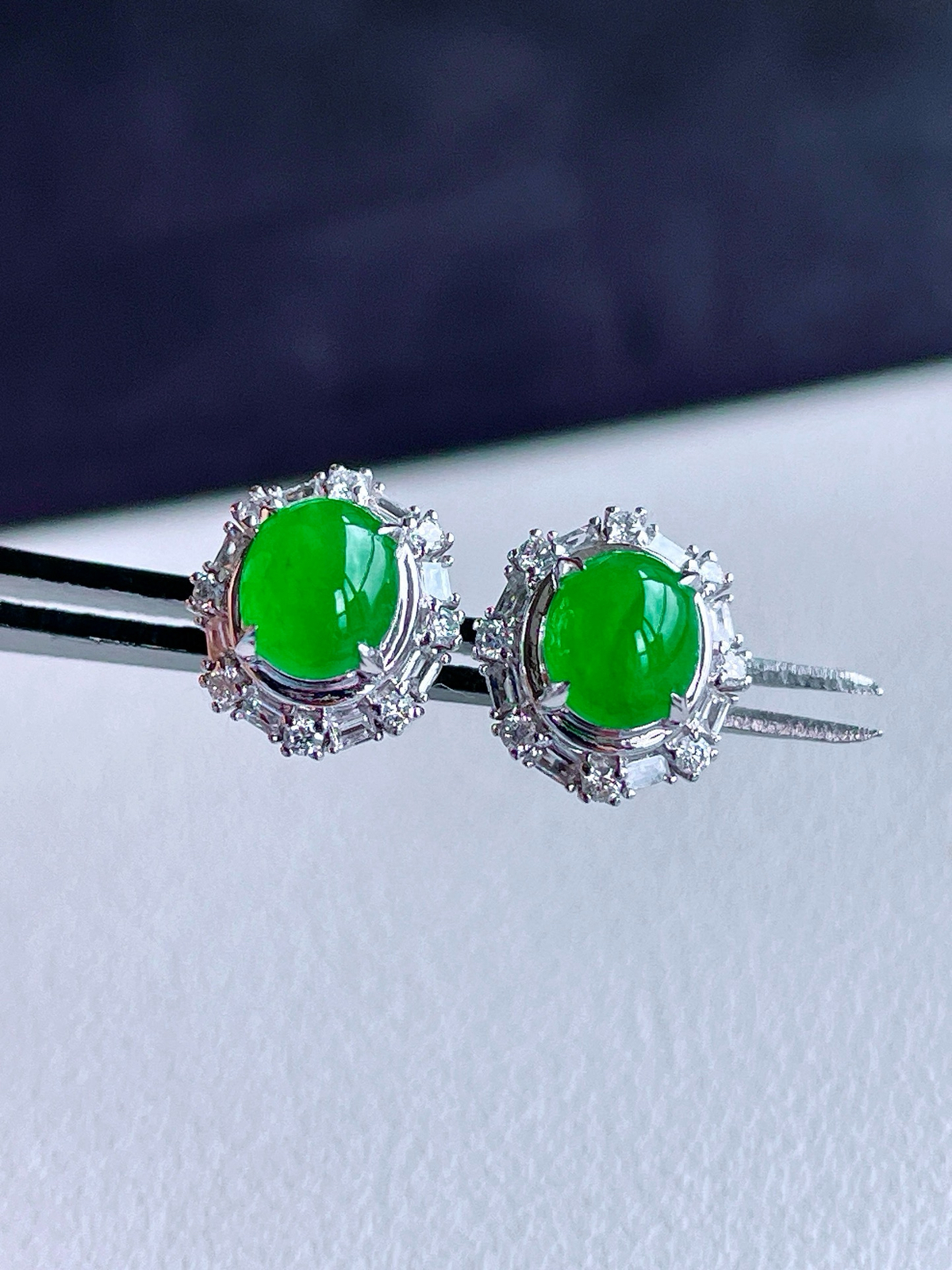 【镶嵌】冰阳绿蛋面耳钉 
【说明】18k金镶嵌 性价比高  
【整体】10.2-9.3-7.8
【裸石】6-5-3