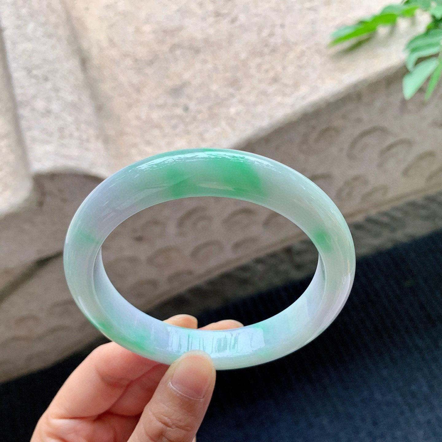 正圈61 62
【圈口】62.7/12.5/9.3
【描述】春彩，水润，种老，细腻，无纹裂！