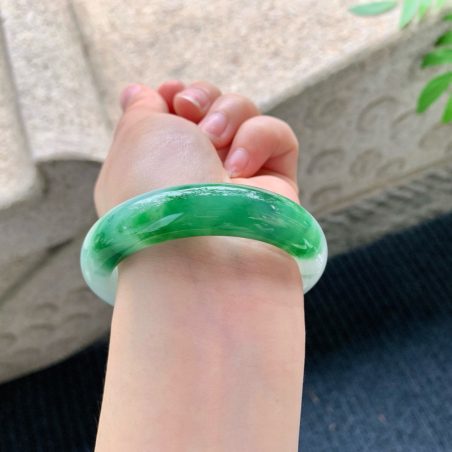 正圈51 52
【圈口】52.4/13.2/8.6
【描述】细糯飘辣绿，水润，种老，细腻，无纹裂！